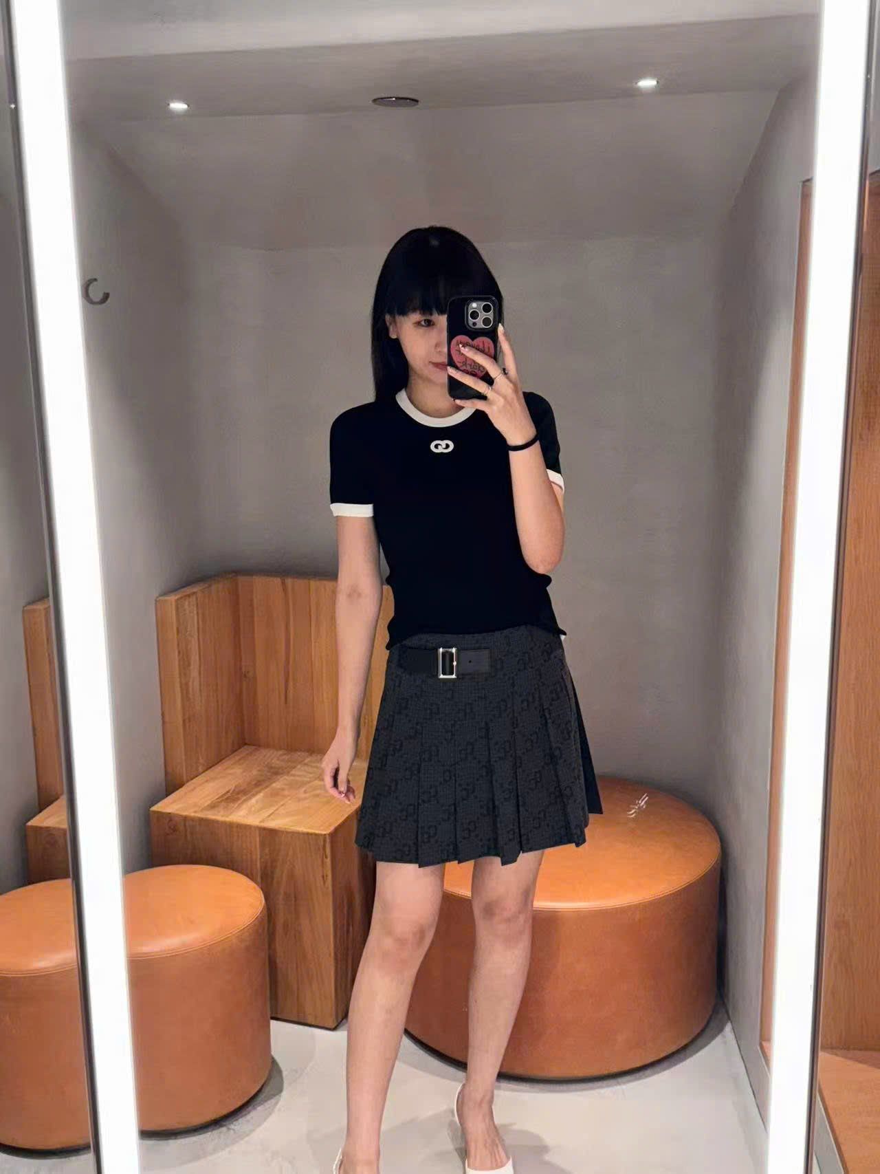  Áo đen mongtoghi viền trắng, logo nhỏ trắng ngực 