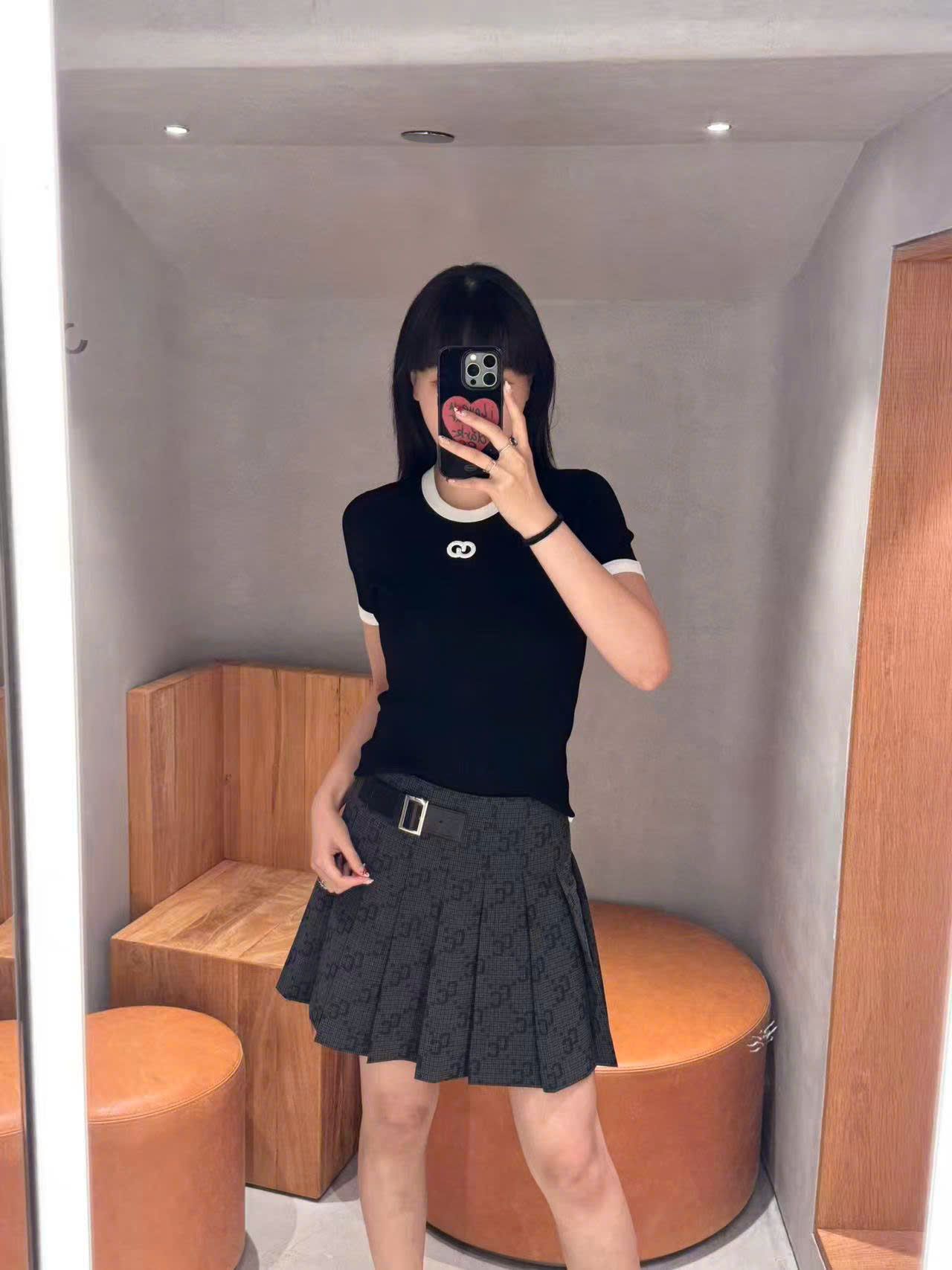  Áo đen mongtoghi viền trắng, logo nhỏ trắng ngực 