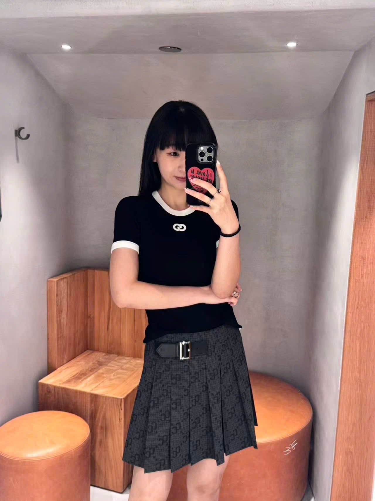  Áo đen mongtoghi viền trắng, logo nhỏ trắng ngực 