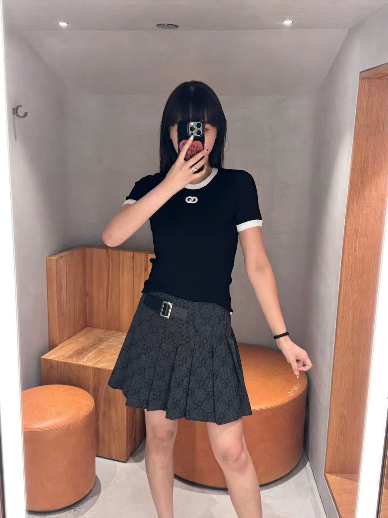  Áo đen mongtoghi viền trắng, logo nhỏ trắng ngực 