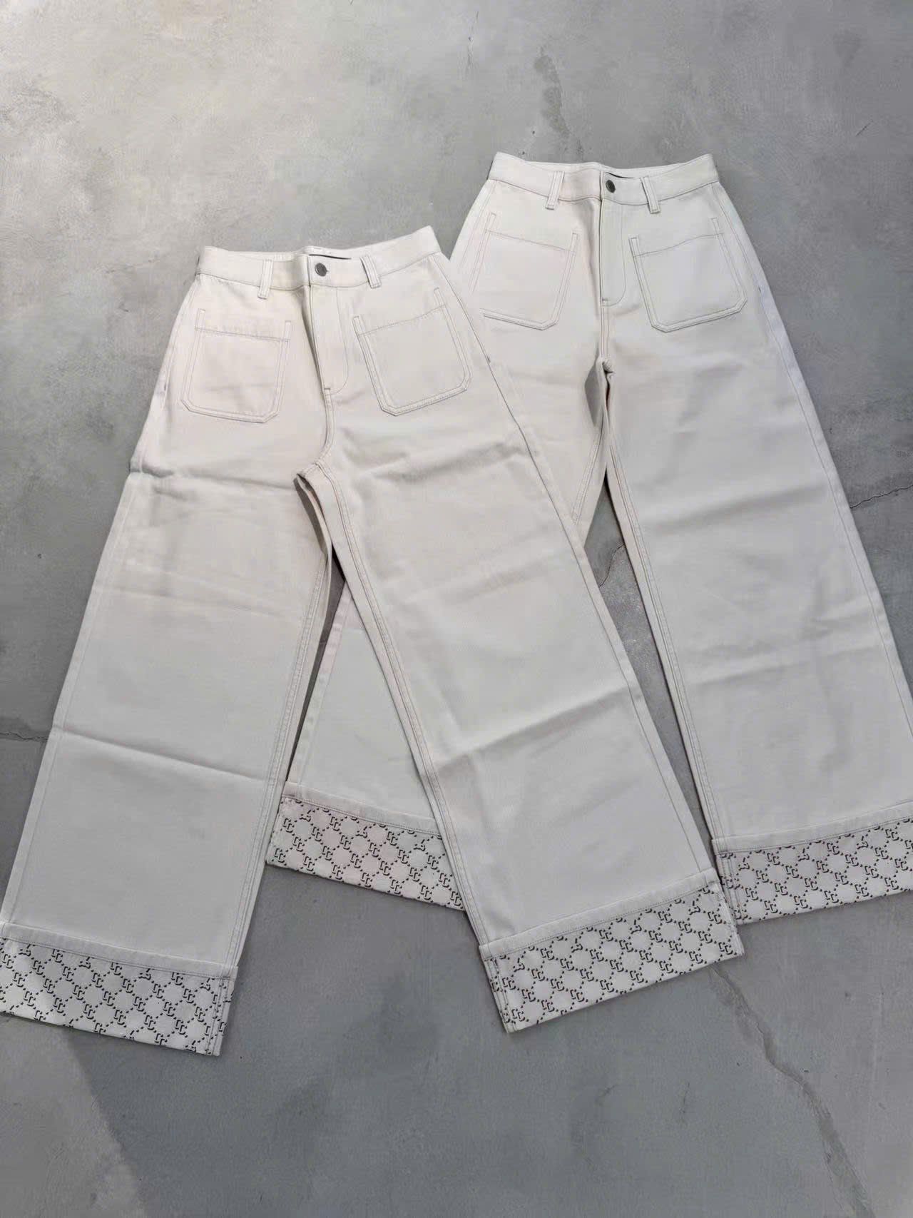  2.Quần jean trắng gập gấu 
