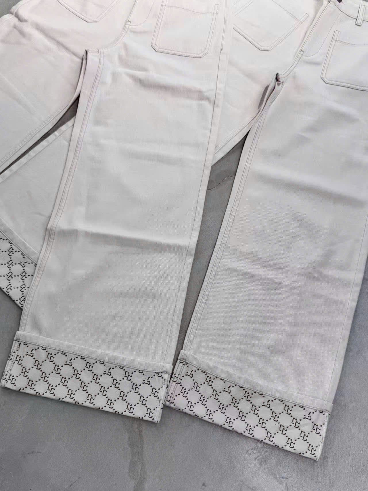  2.Quần jean trắng gập gấu 