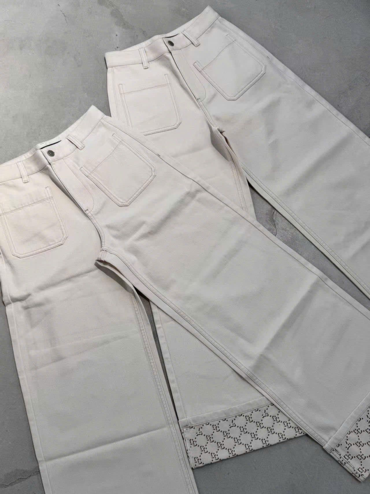  2.Quần jean trắng gập gấu 