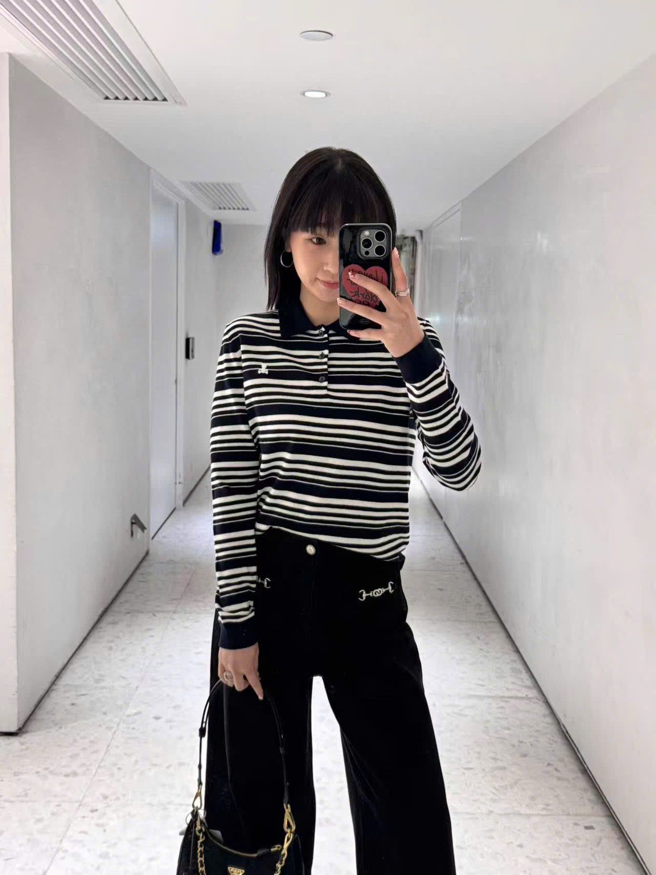  Áo T-shirt màu đen dành cho nữ 