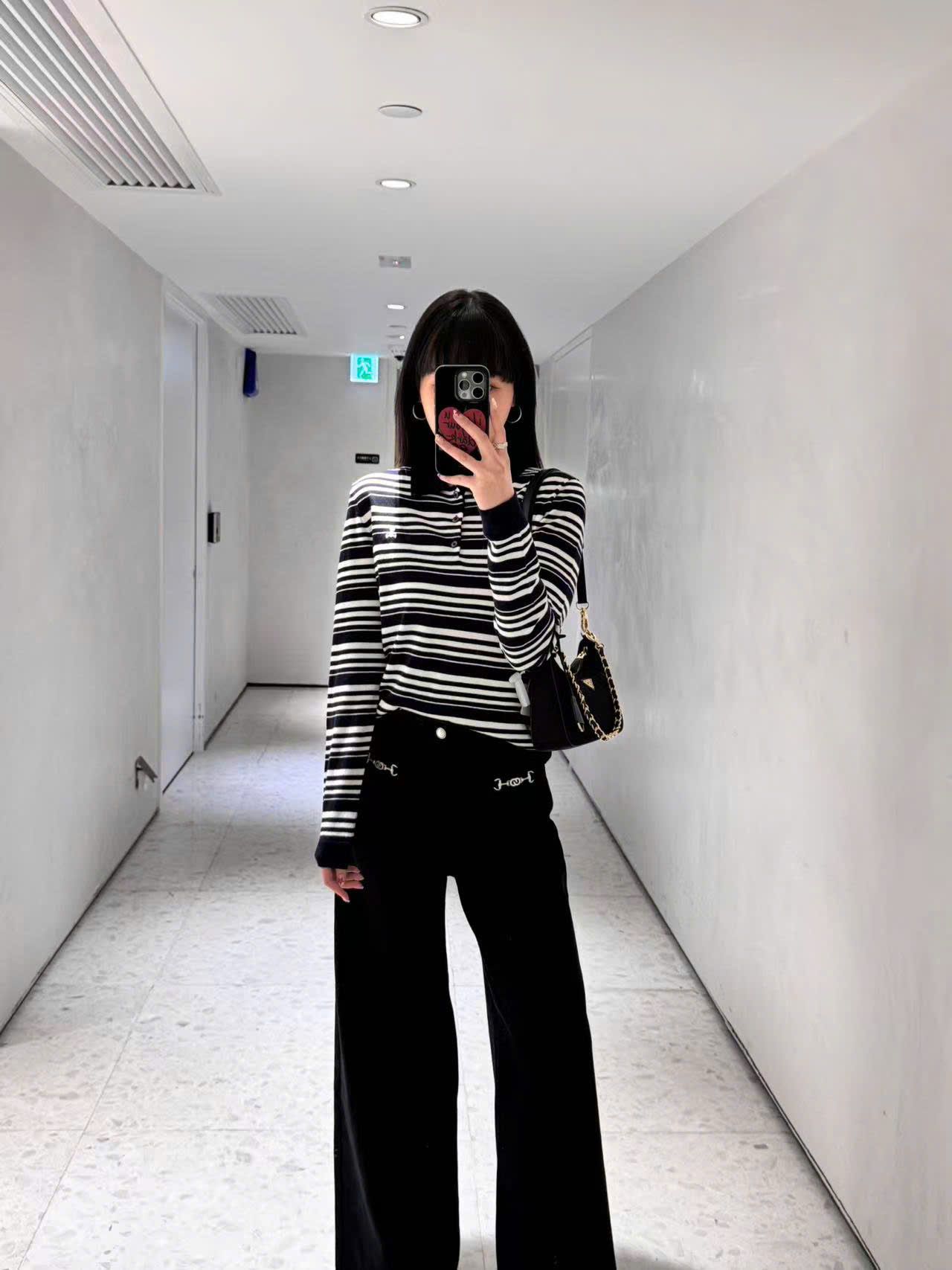  Áo T-shirt màu đen dành cho nữ 