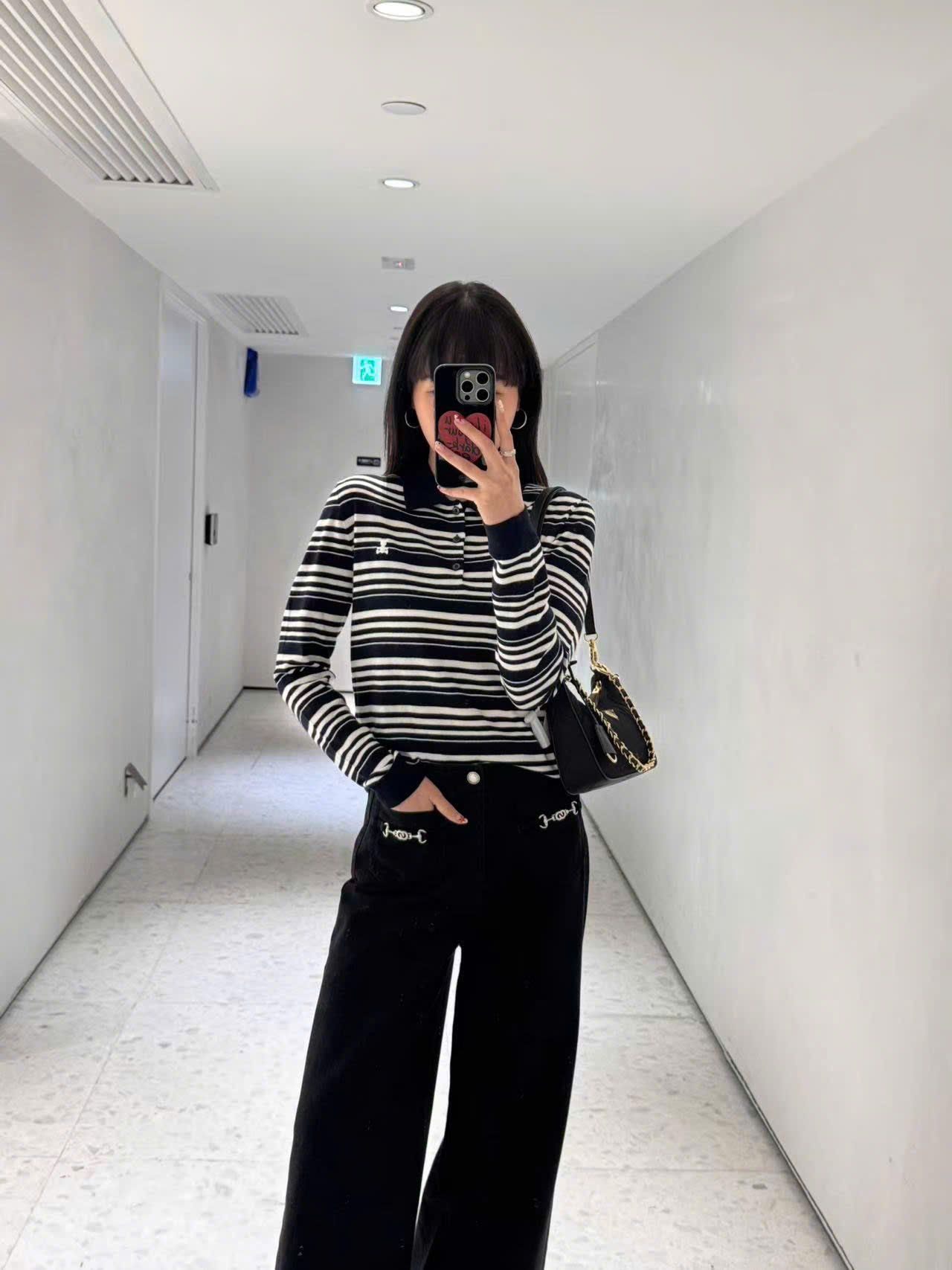  Áo T-shirt màu đen dành cho nữ 