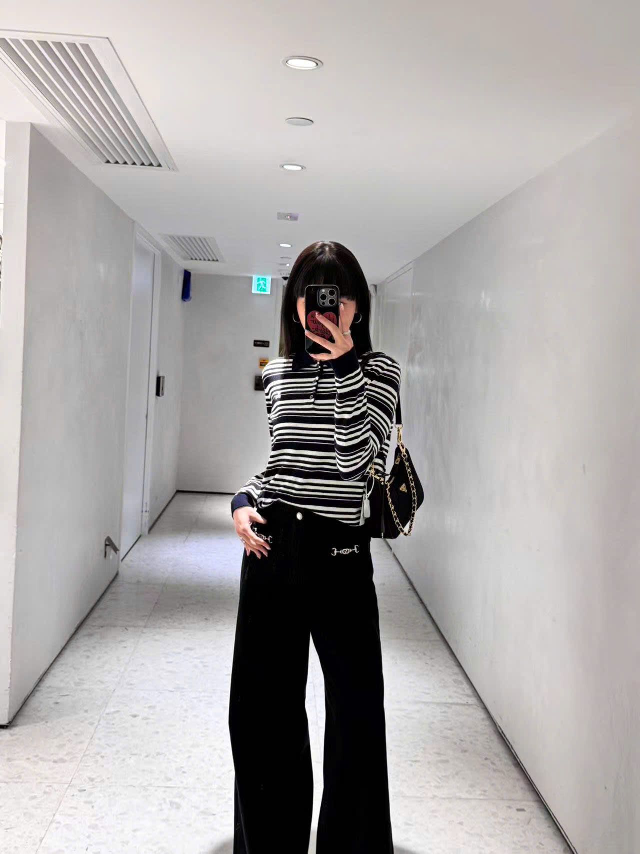  Áo T-shirt màu đen dành cho nữ 