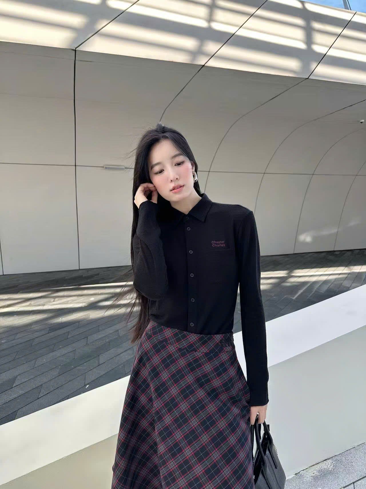  Áo Polo đen, Chữ đỏ 1 bên 