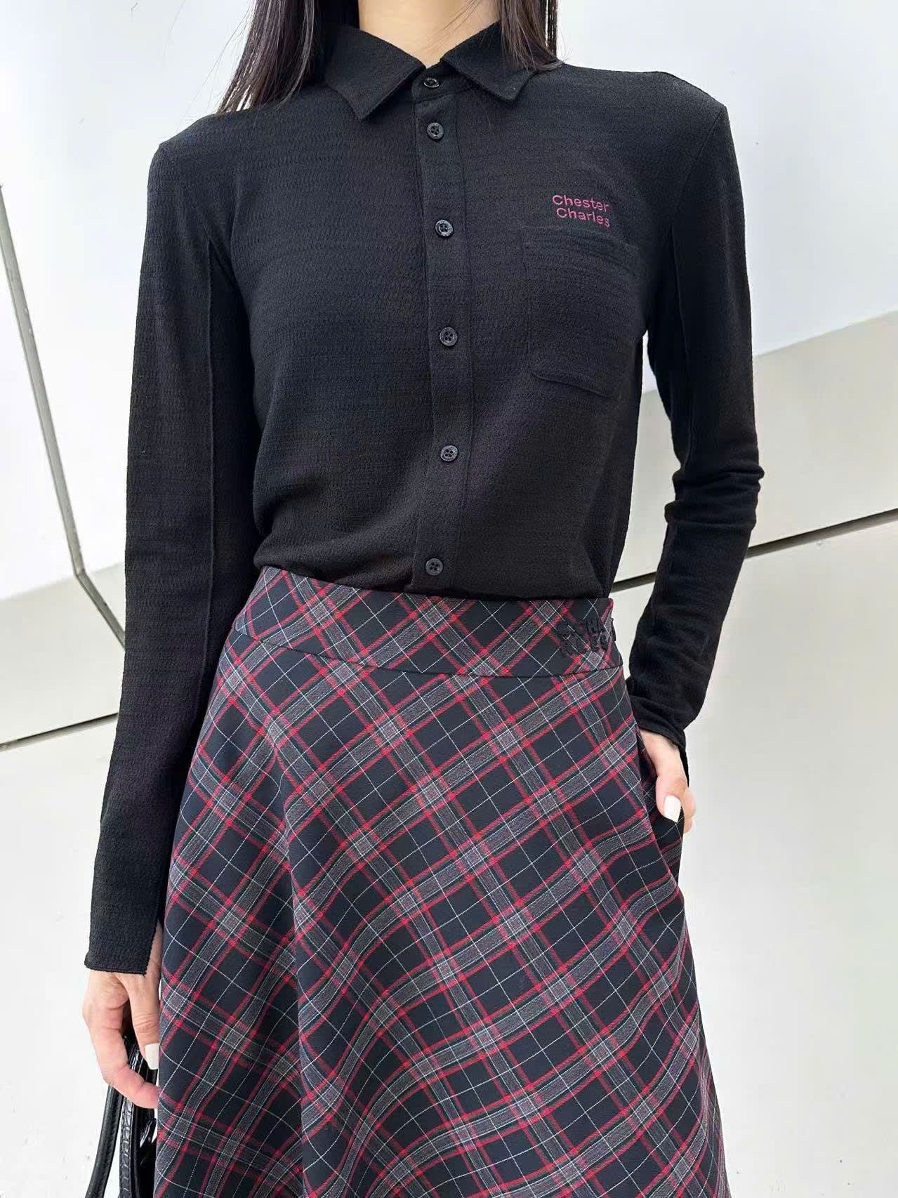  Áo Polo đen, Chữ đỏ 1 bên 