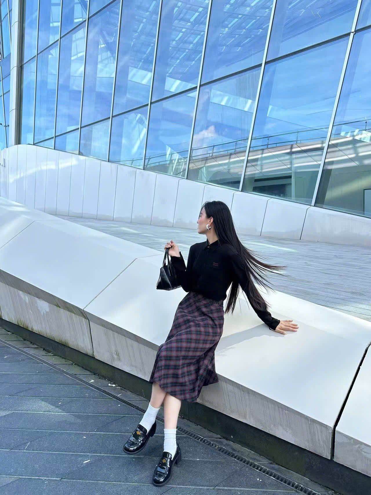  Áo Polo đen, Chữ đỏ 1 bên 