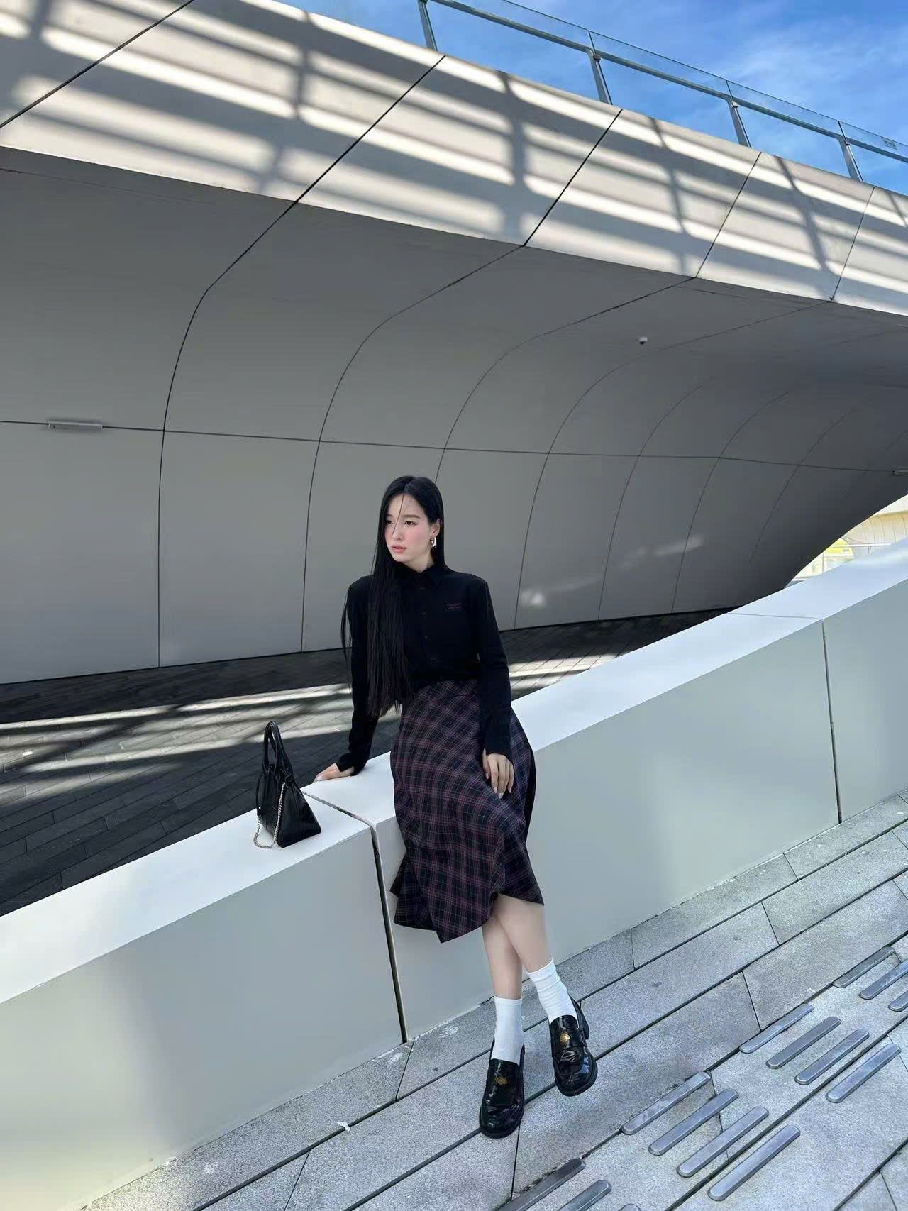  Áo Polo đen, Chữ đỏ 1 bên 