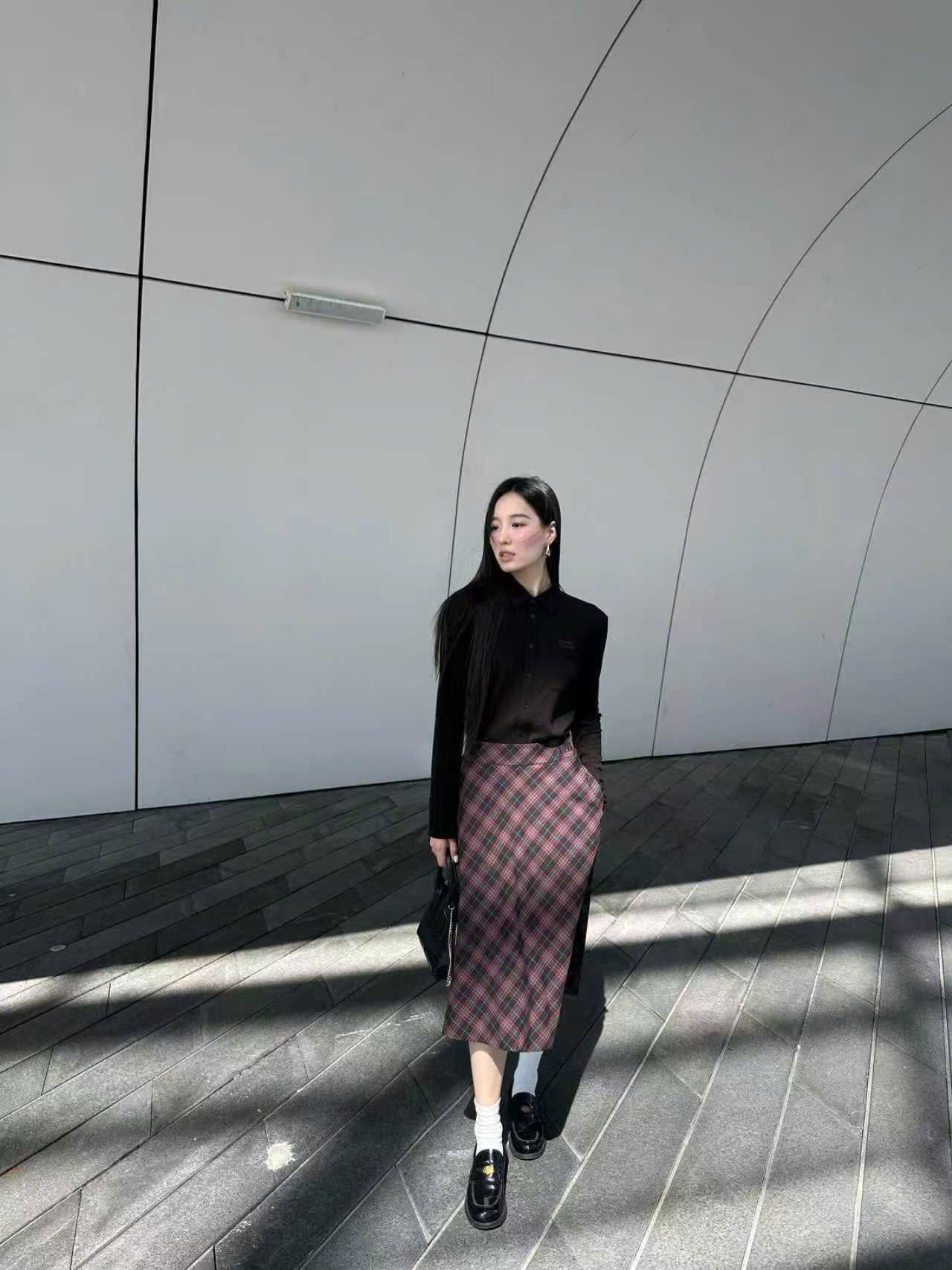  Áo Polo đen, Chữ đỏ 1 bên 