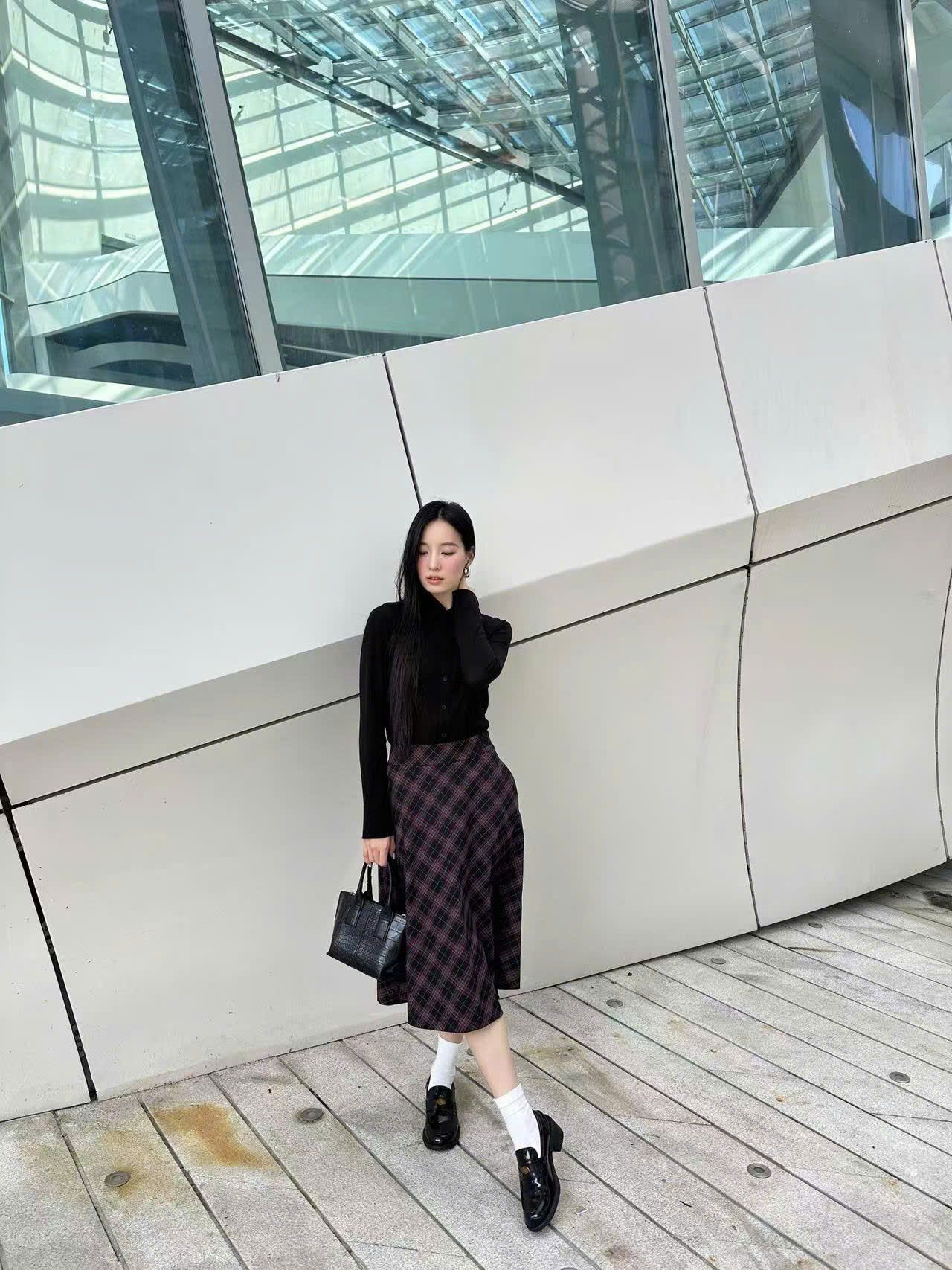  Áo Polo đen, Chữ đỏ 1 bên 