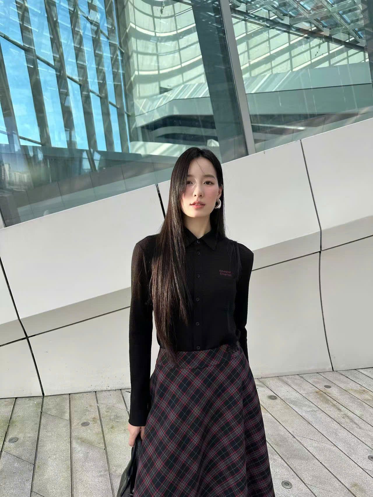  Áo Polo đen, Chữ đỏ 1 bên 