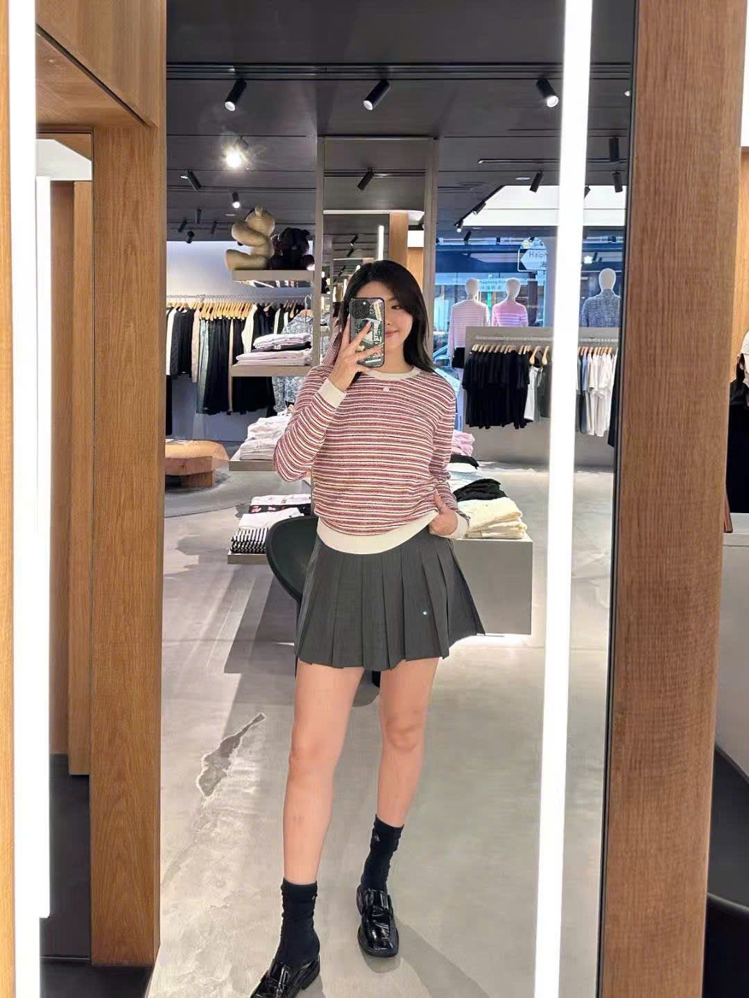  Áo dài tay trắng kẻ đỏ viền trắng, bo gấu 