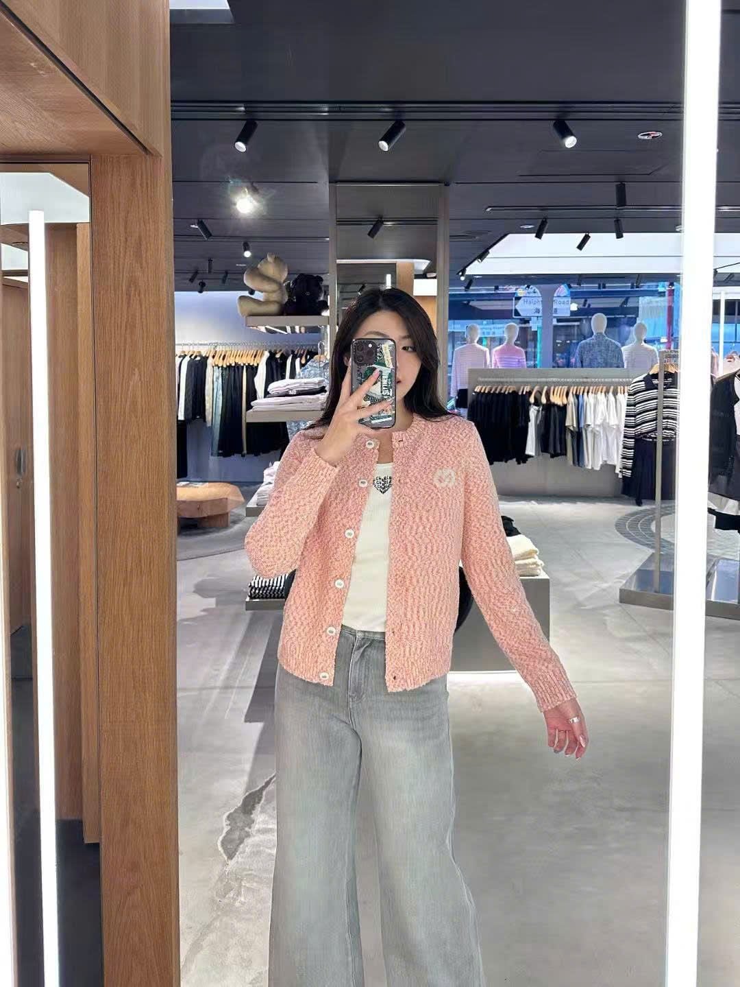  Áo tank top trắng tim ngực 