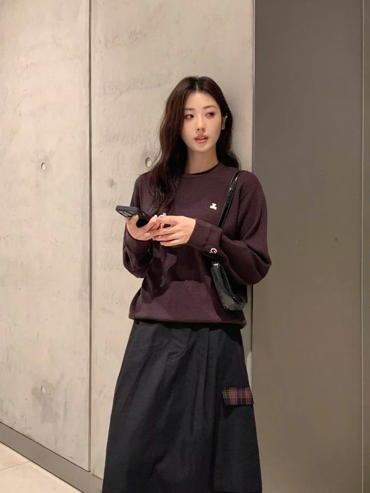  Áo nâu đậm dài tay, gấu trắng nhỏ 1 bên 