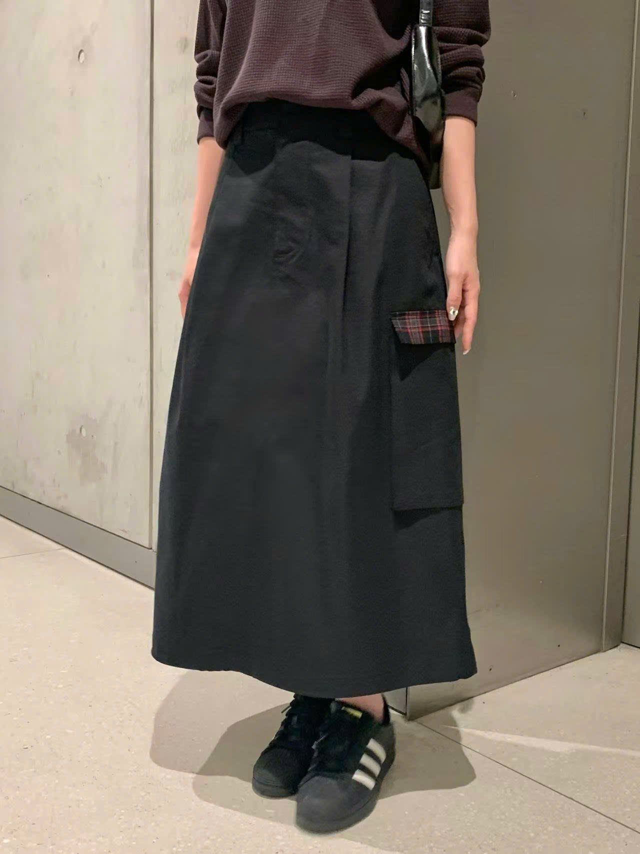  Chân váy thô đen dài túi hộp viền kẻ đỏ 