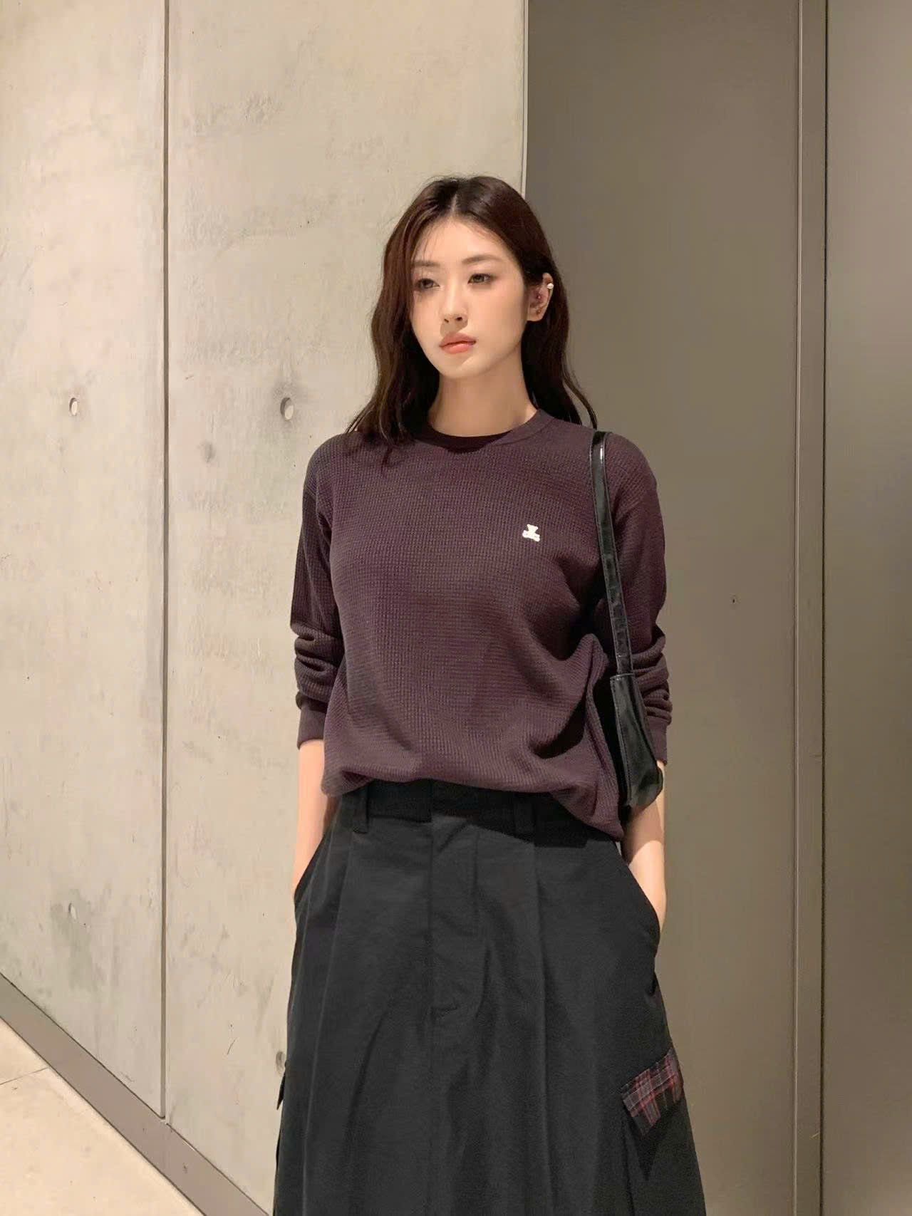  Áo nâu đậm dài tay, gấu trắng nhỏ 1 bên 