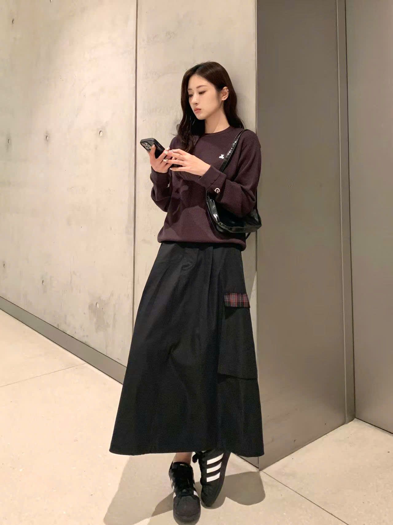  Áo nâu đậm dài tay, gấu trắng nhỏ 1 bên 