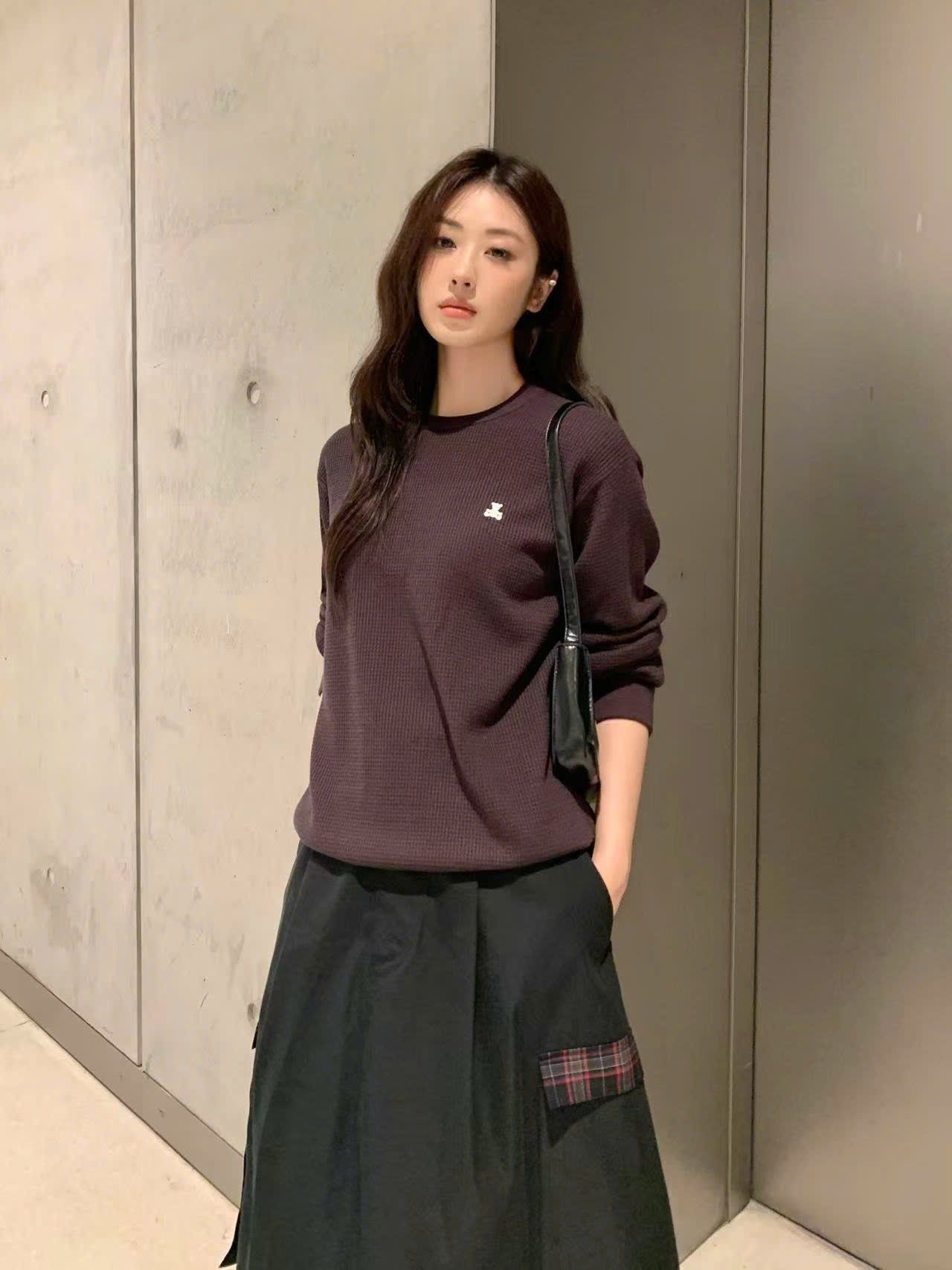  Áo nâu đậm dài tay, gấu trắng nhỏ 1 bên 