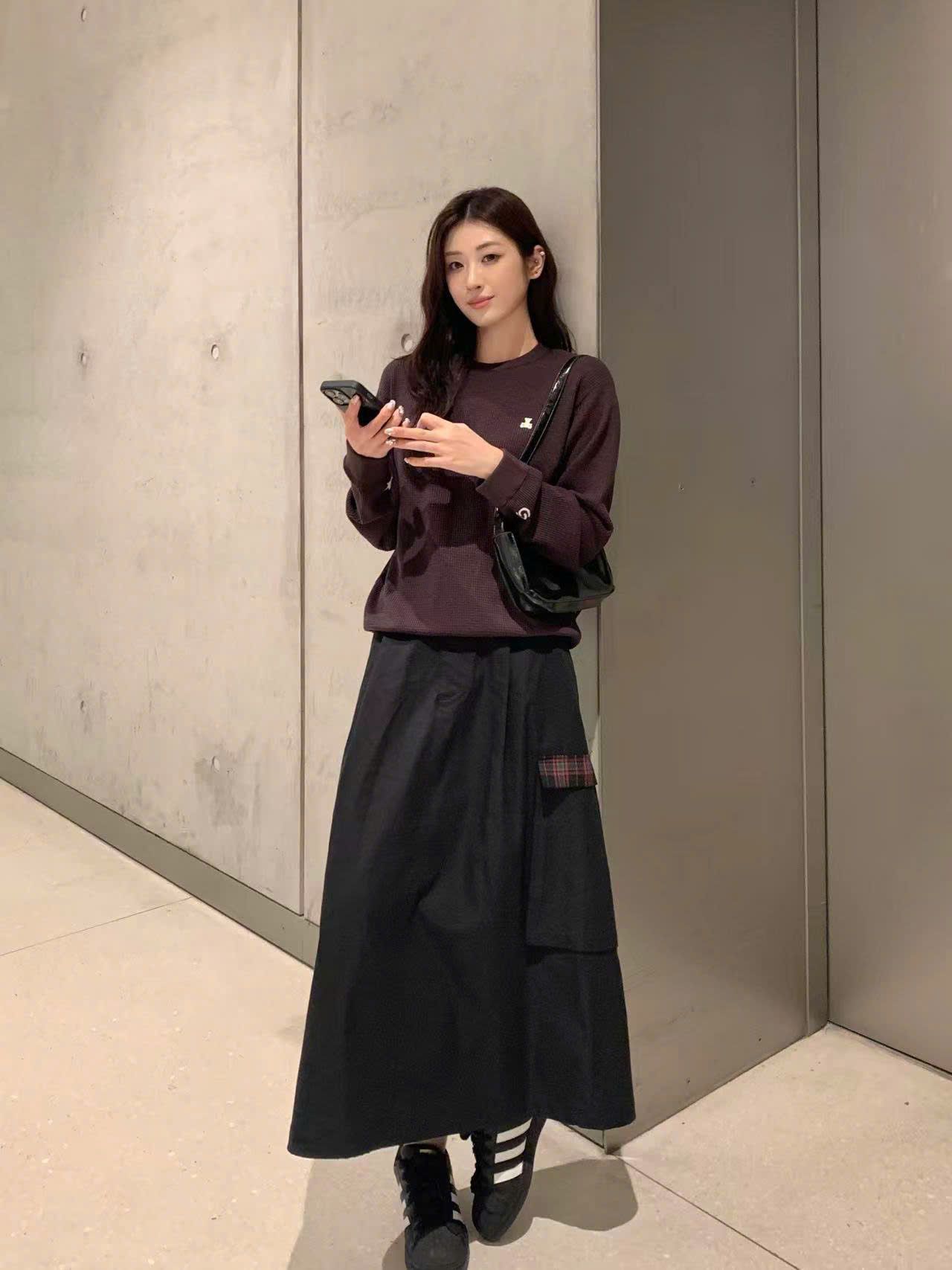  Áo nâu đậm dài tay, gấu trắng nhỏ 1 bên 