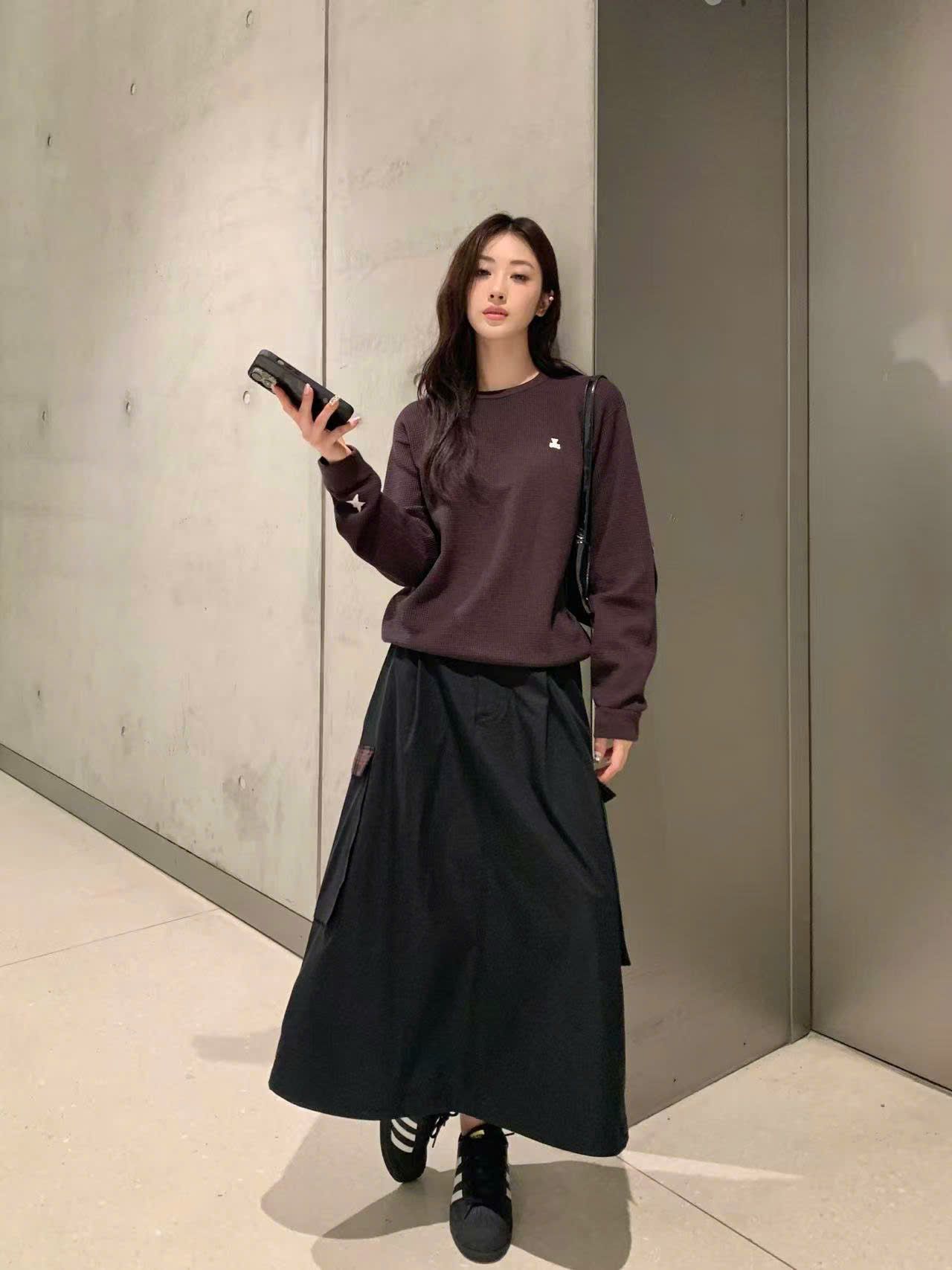  Áo nâu đậm dài tay, gấu trắng nhỏ 1 bên 