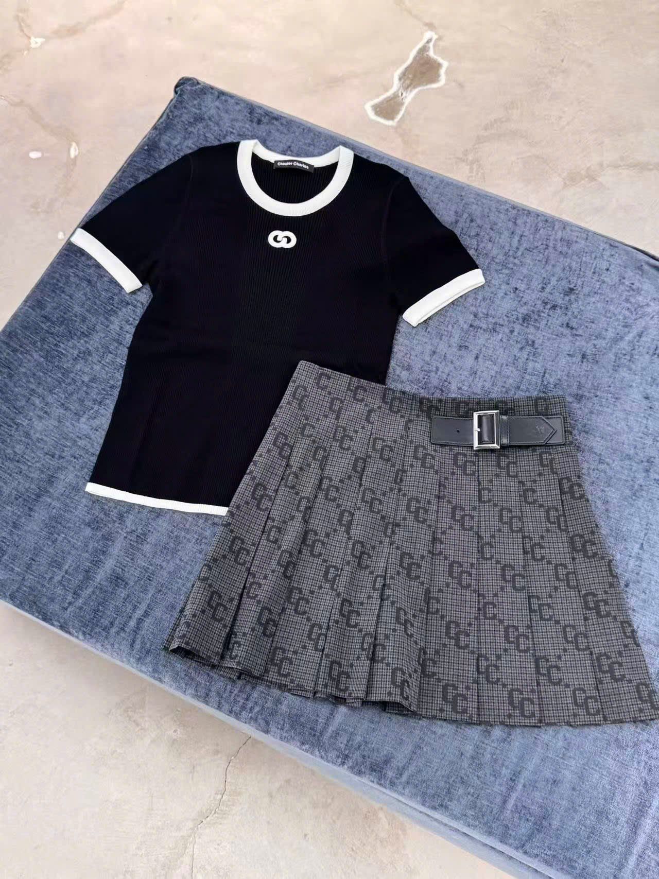  Áo đen mongtoghi viền trắng, logo nhỏ trắng ngực 