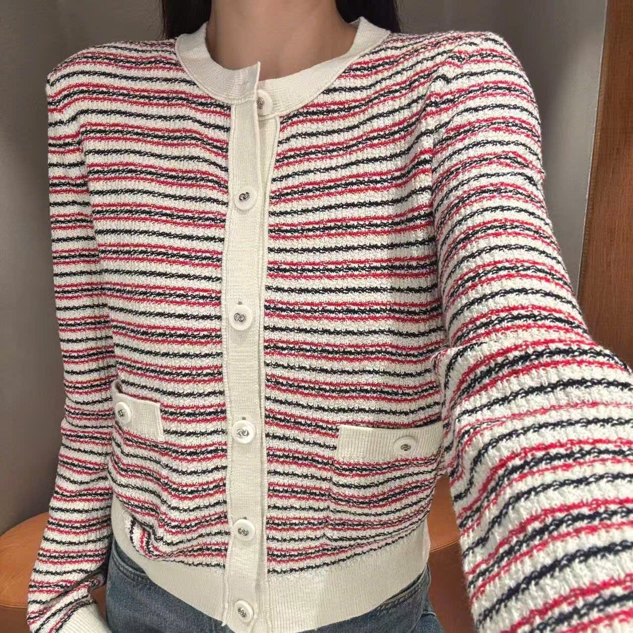  Áo CDG trẳng kẻ đỏ viền trắng 