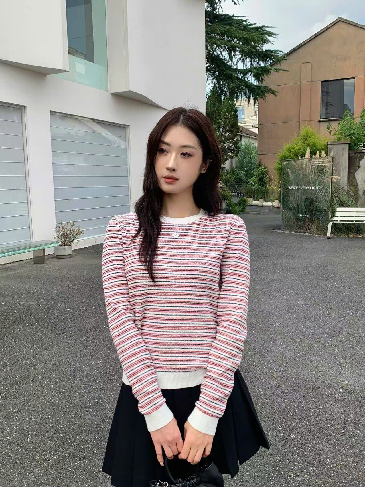  Áo dài tay trắng kẻ đỏ viền trắng, bo gấu 