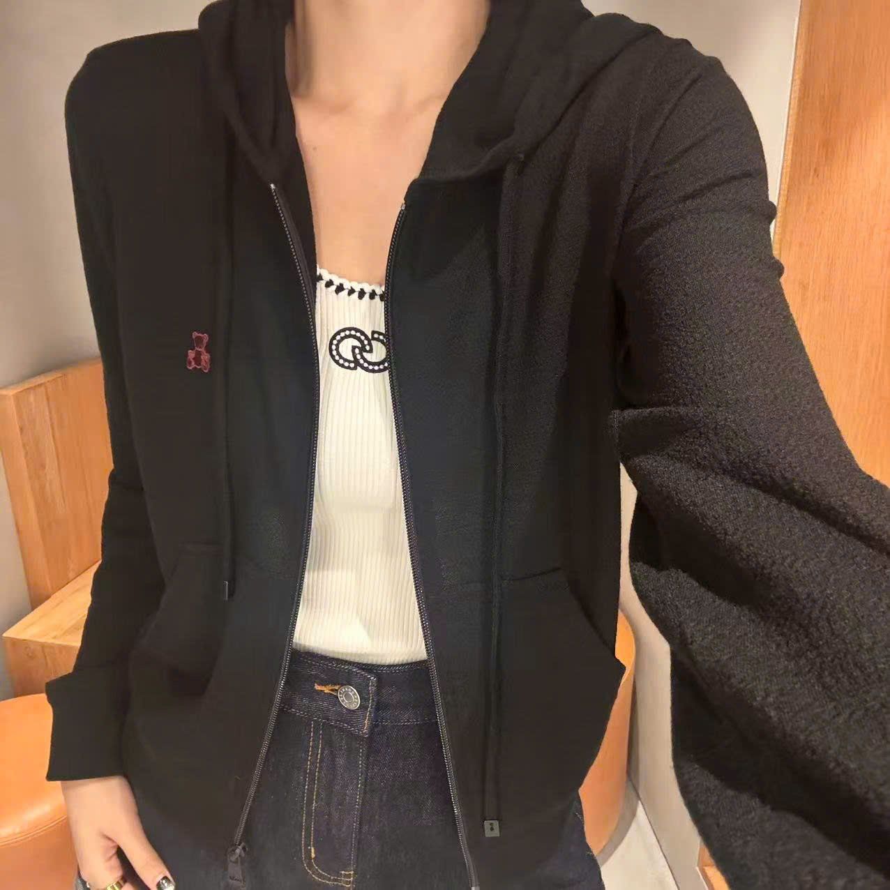  Áo khoác đen có mũ , gấu đỏ 