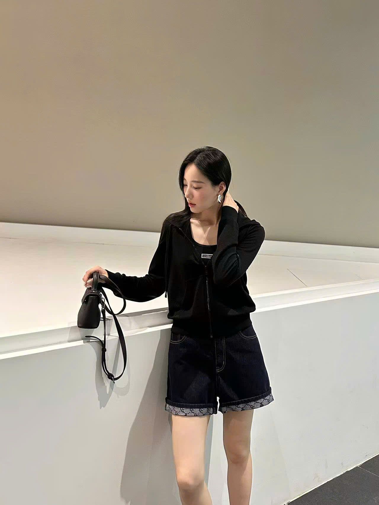  Áo khoác đen có mũ , gấu đỏ 