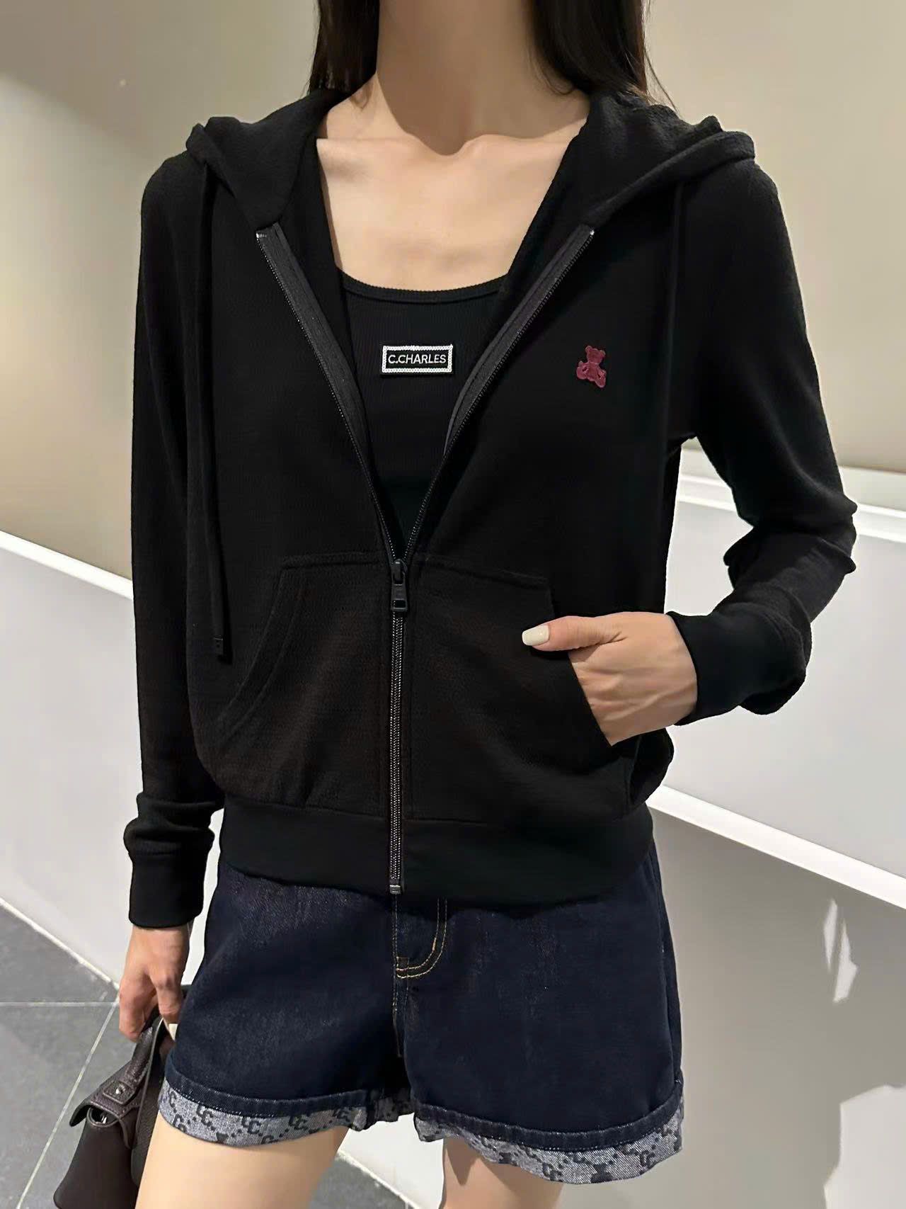  Áo khoác đen có mũ , gấu đỏ 