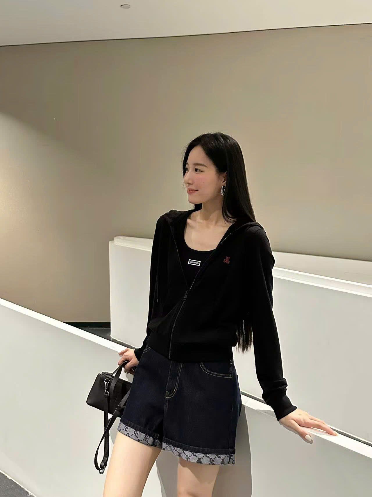  Áo khoác đen có mũ , gấu đỏ 