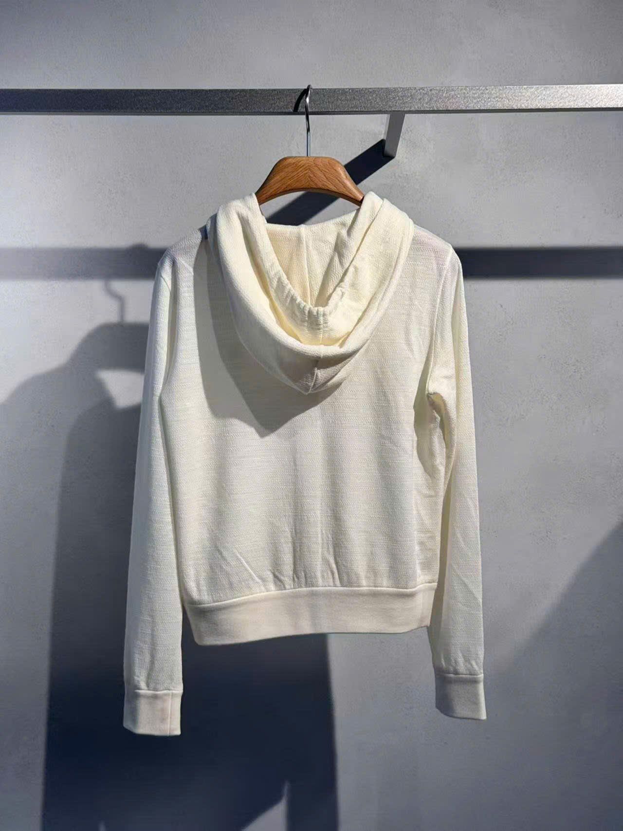  Áo khoác trắng kem có mũ, gấu đỏ 