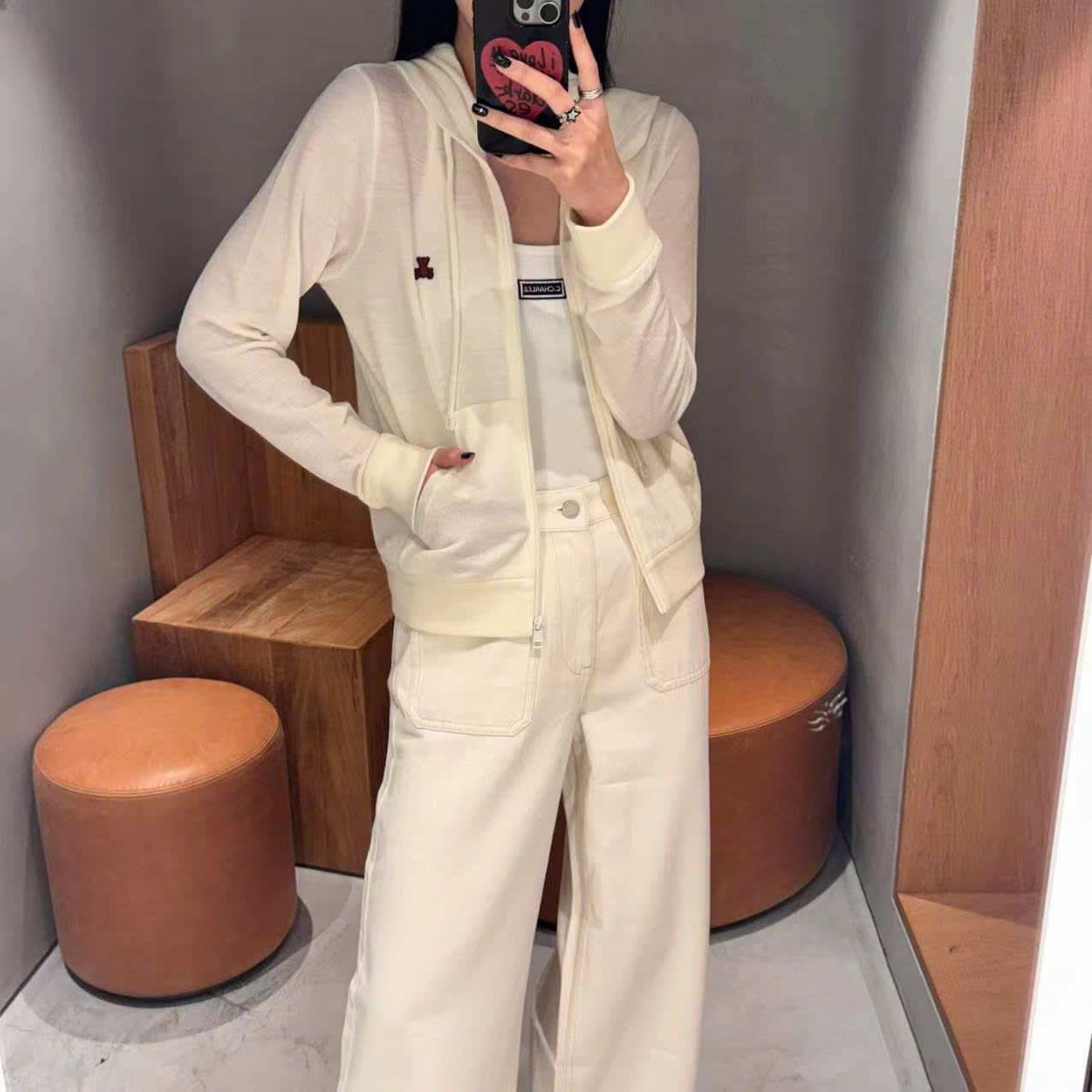  2.Quần jean trắng gập gấu 