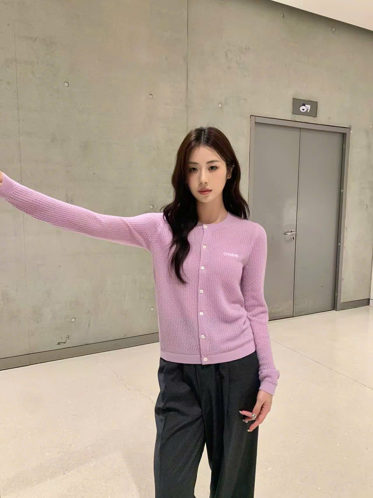  Áo CDG cotton hồng - chữ trắng 1 bên 