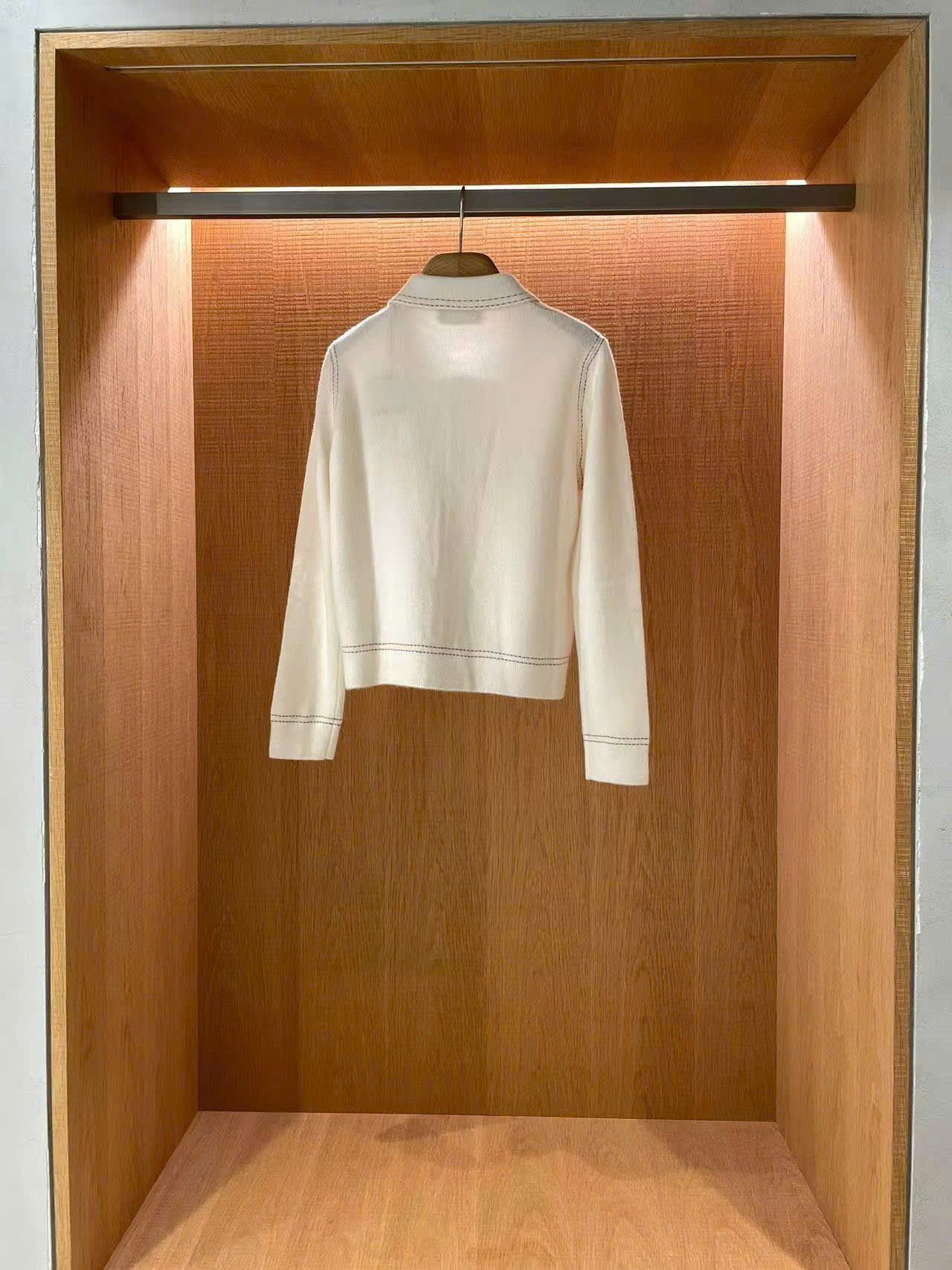  Áo CDG trắng, cổ bẻ, thêu viền nổi 