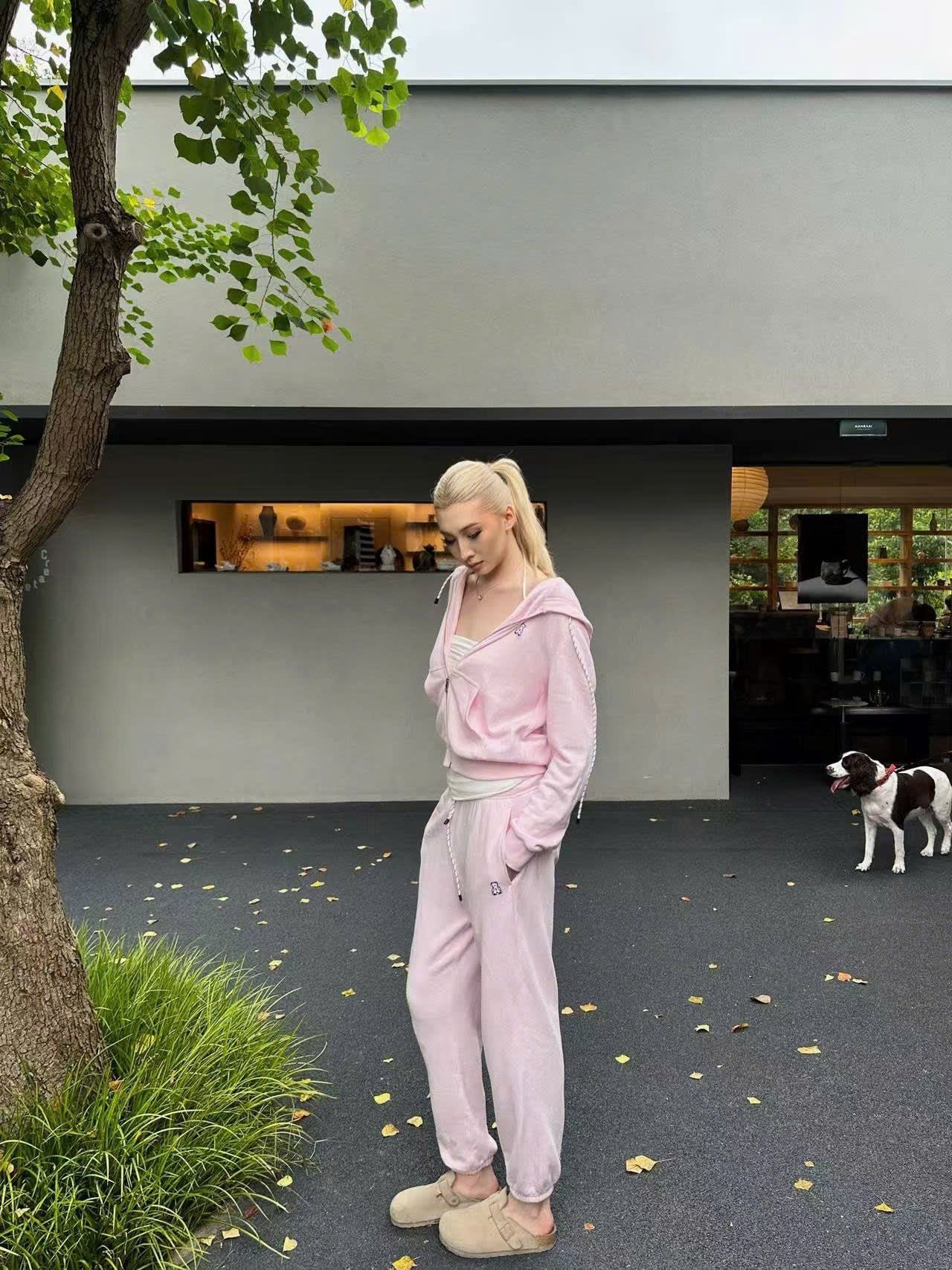  Áo khoác hồng có mũ, dây rút trắng logo gấu (SET) 