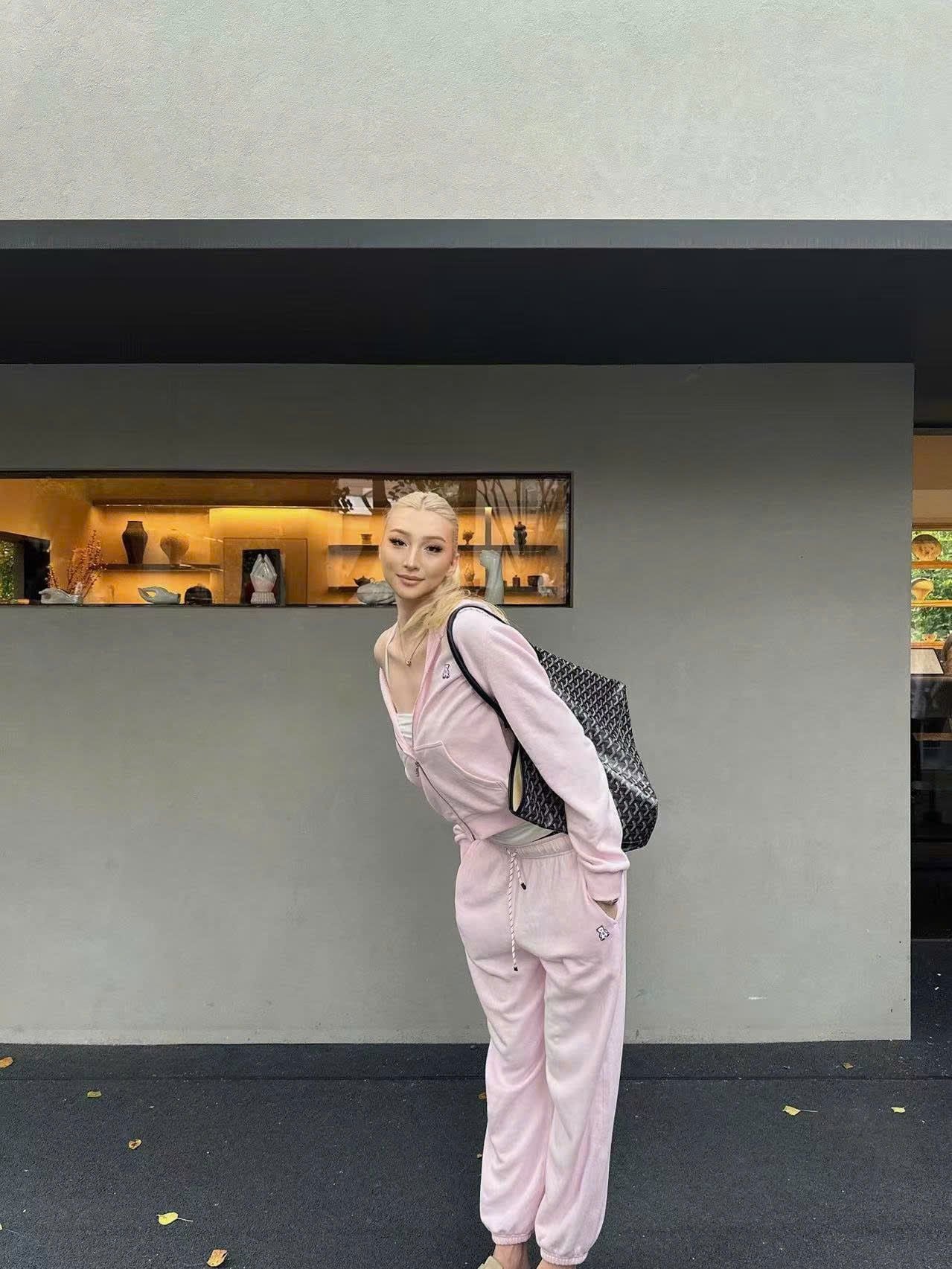  Áo khoác hồng có mũ, dây rút trắng logo gấu (SET) 