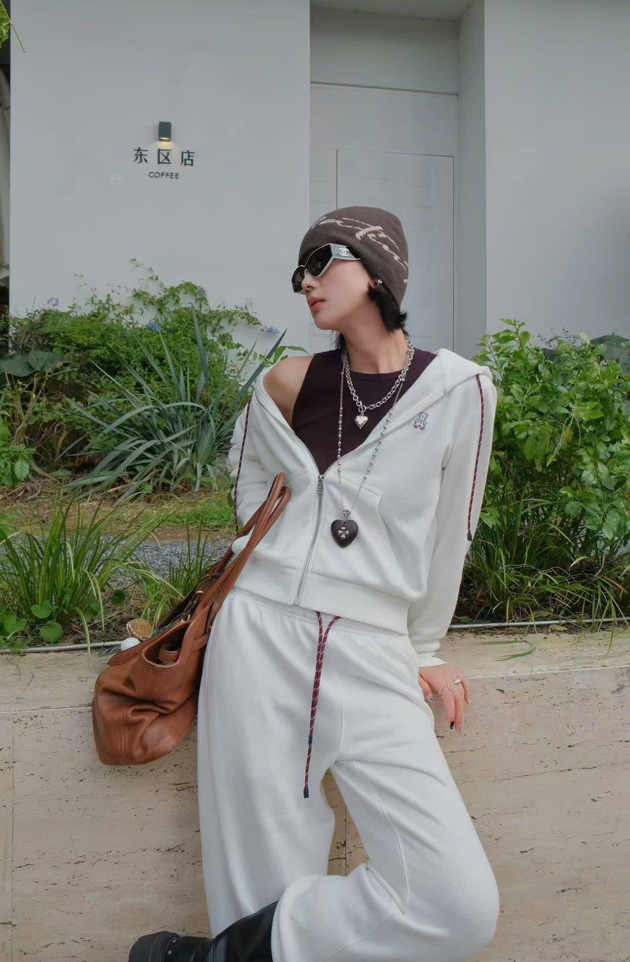  Quần nỉ trắng bo chun, dây rút đỏ logo gấu (SET) 