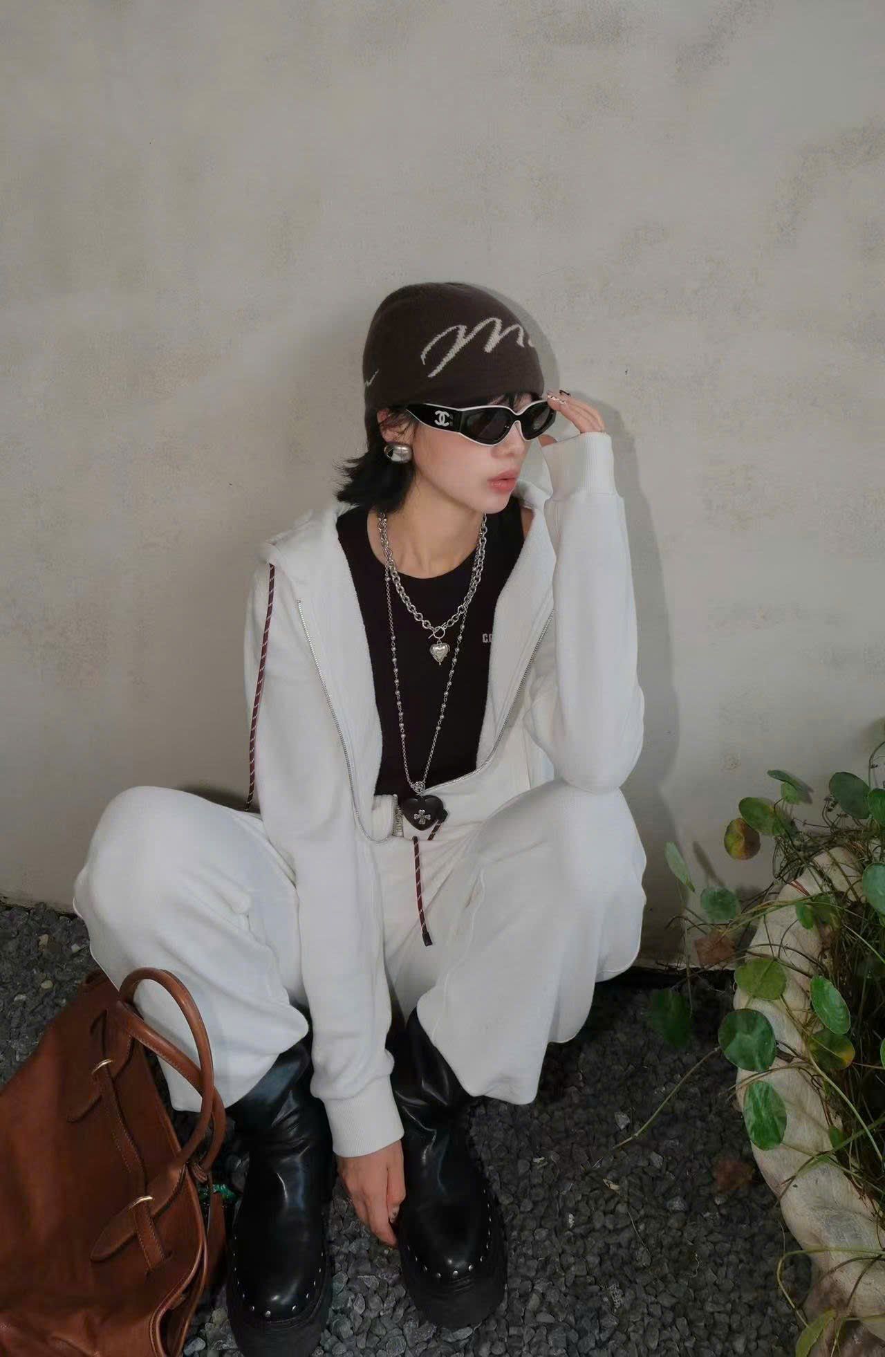  Bộ Áo khoác nỉ có mũ và quần nỉ trắng dây rút đỏ set 