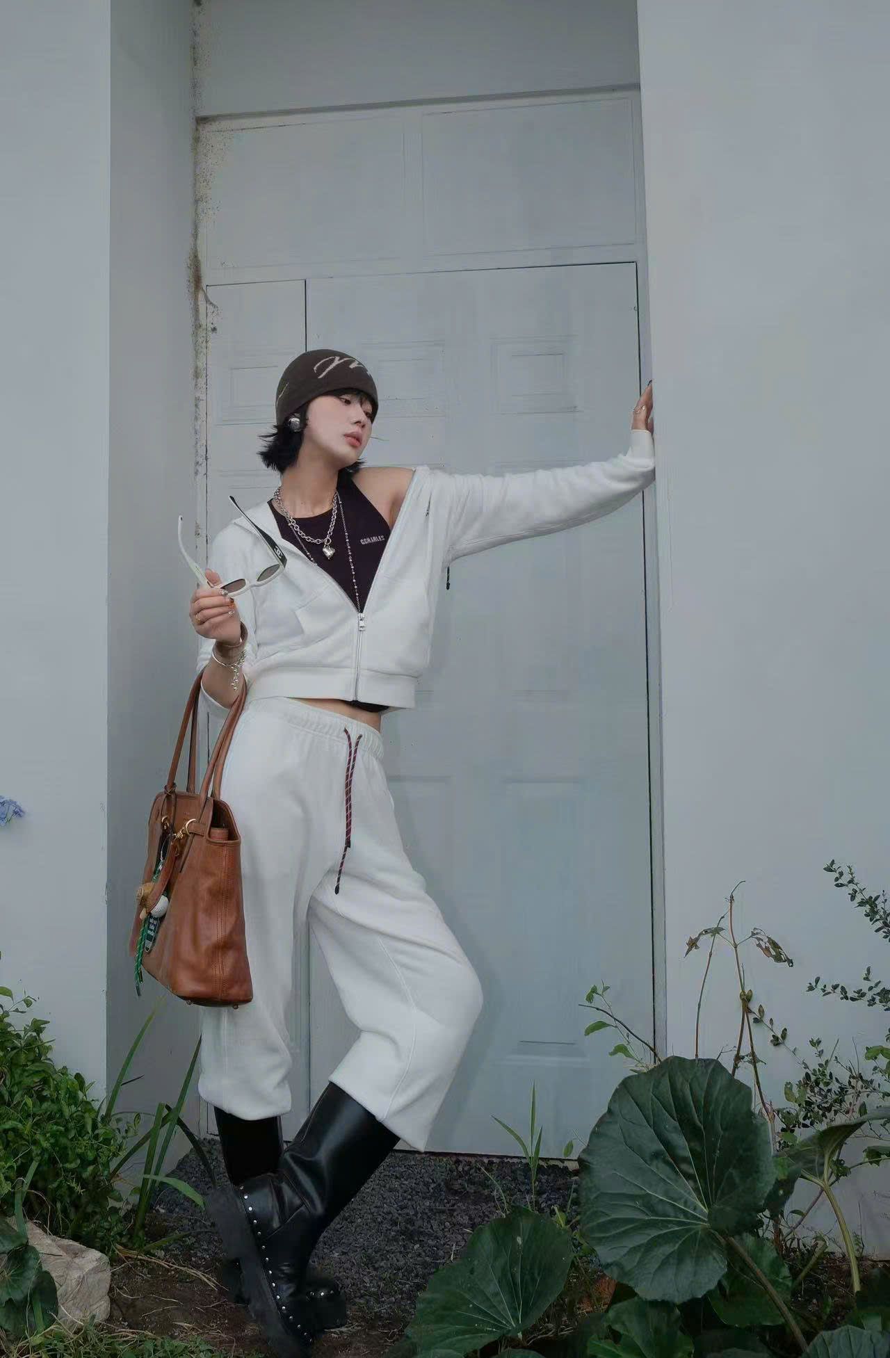  Áo khoác trắng có mũ, dây rút đỏ logo gấu (SET) 