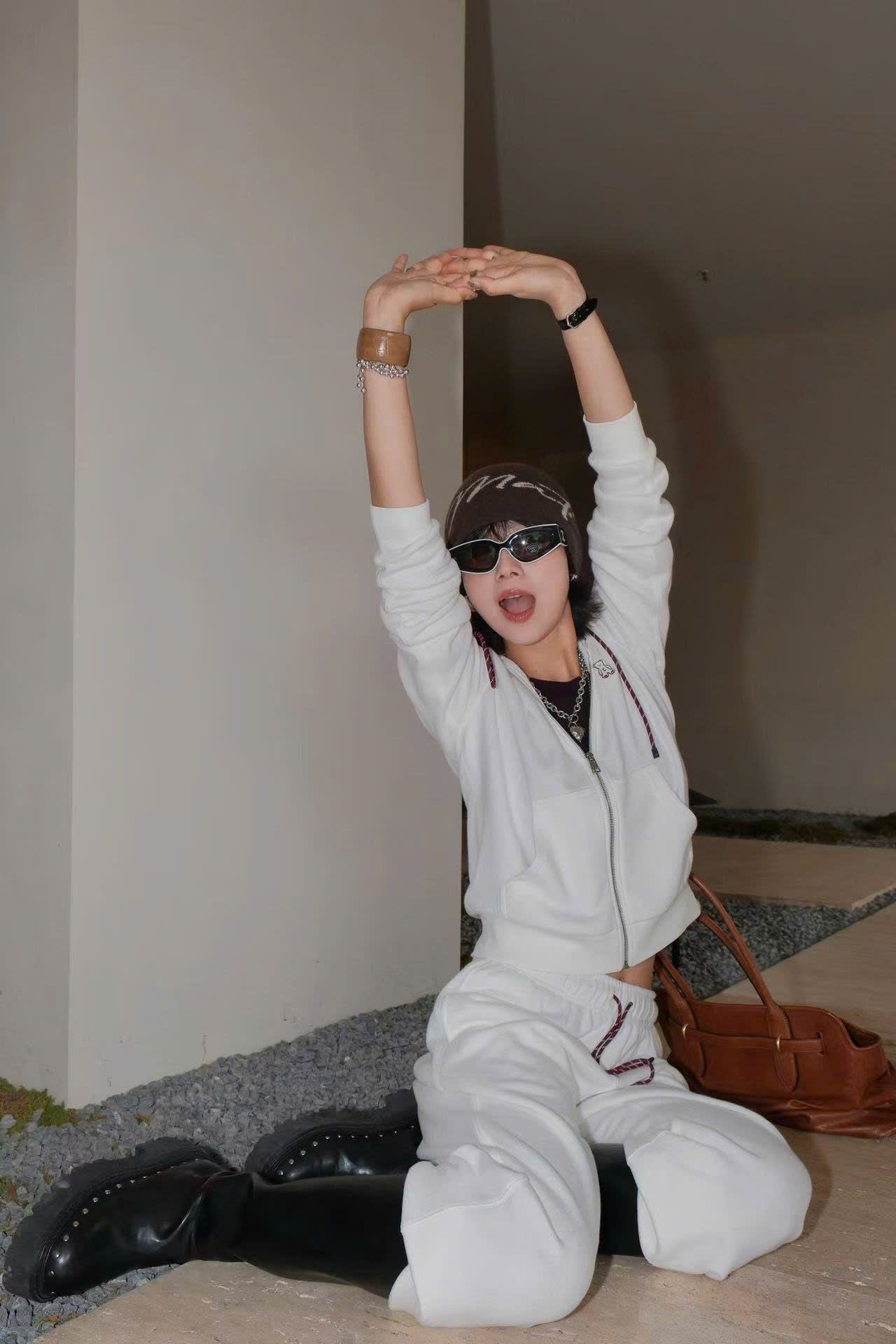  Bộ Áo khoác nỉ có mũ và quần nỉ trắng dây rút đỏ set 