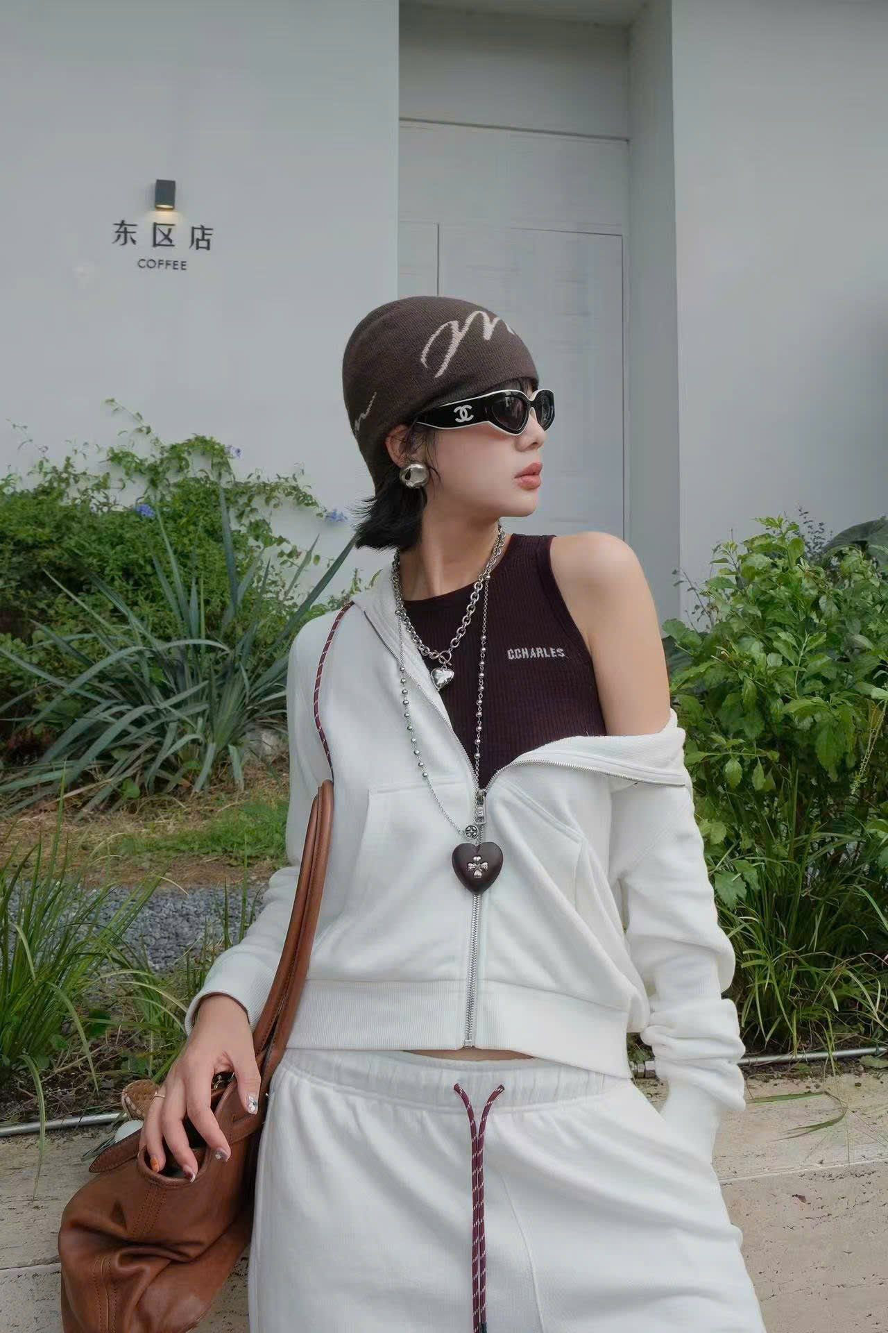  Quần nỉ trắng bo chun, dây rút đỏ logo gấu (SET) 