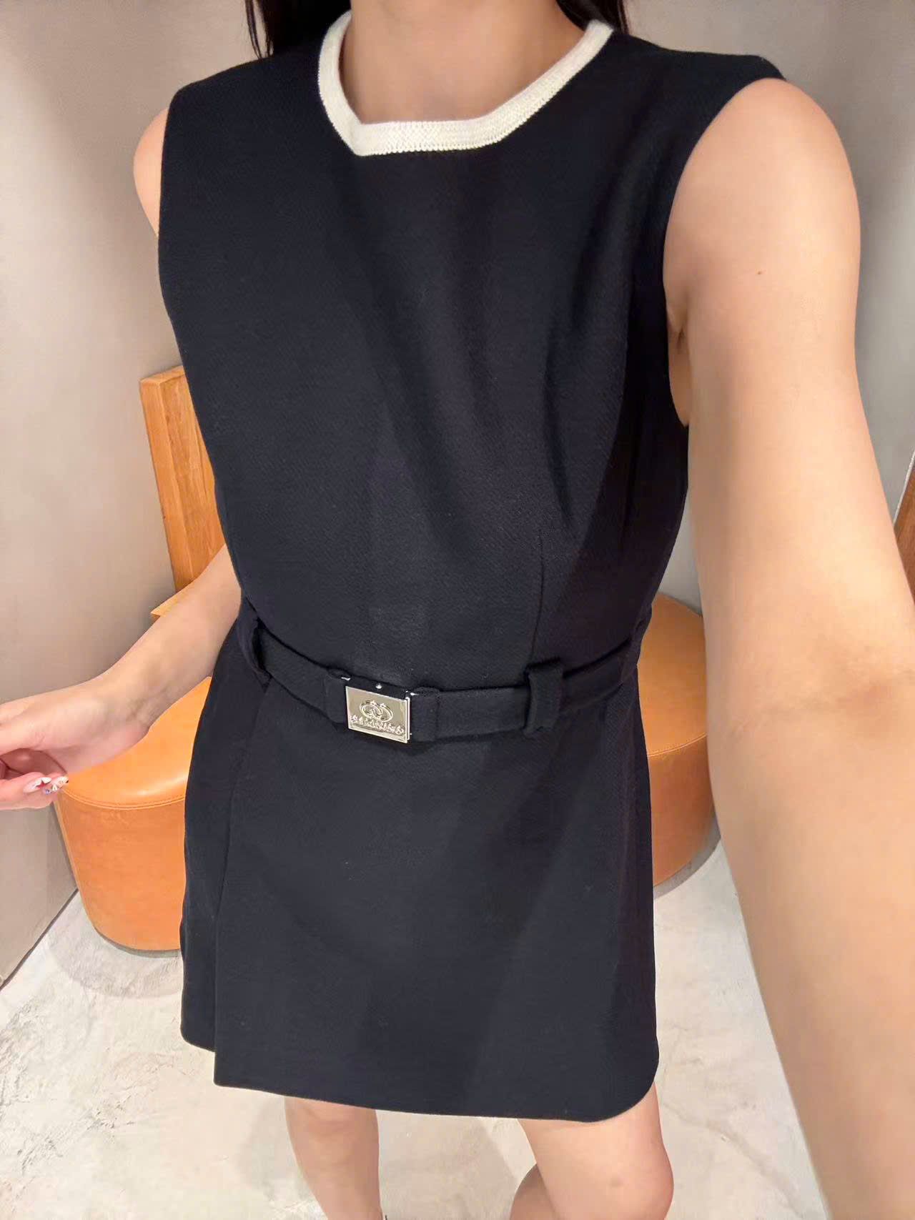  Váy đen liền có đai 