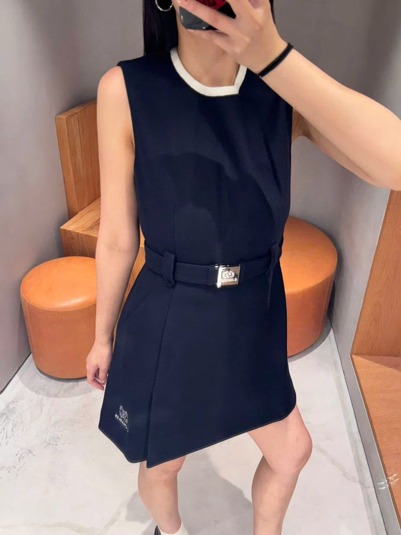  Váy đen liền có đai 