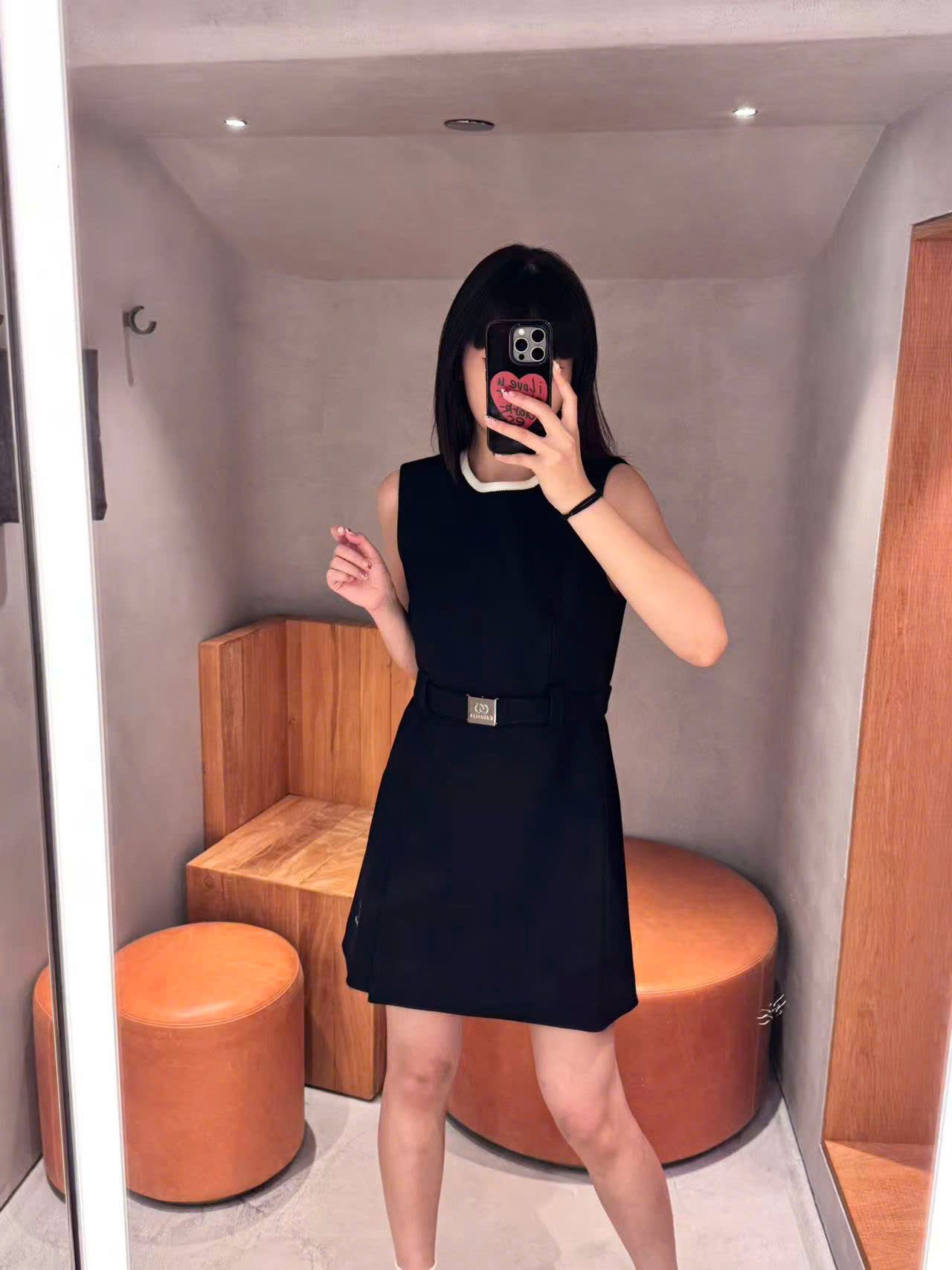  Váy đen liền có đai 