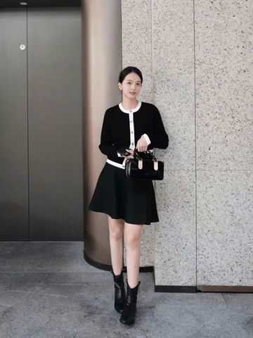  Áo CDG đen dài tay , viền trắng cúc đính đá 