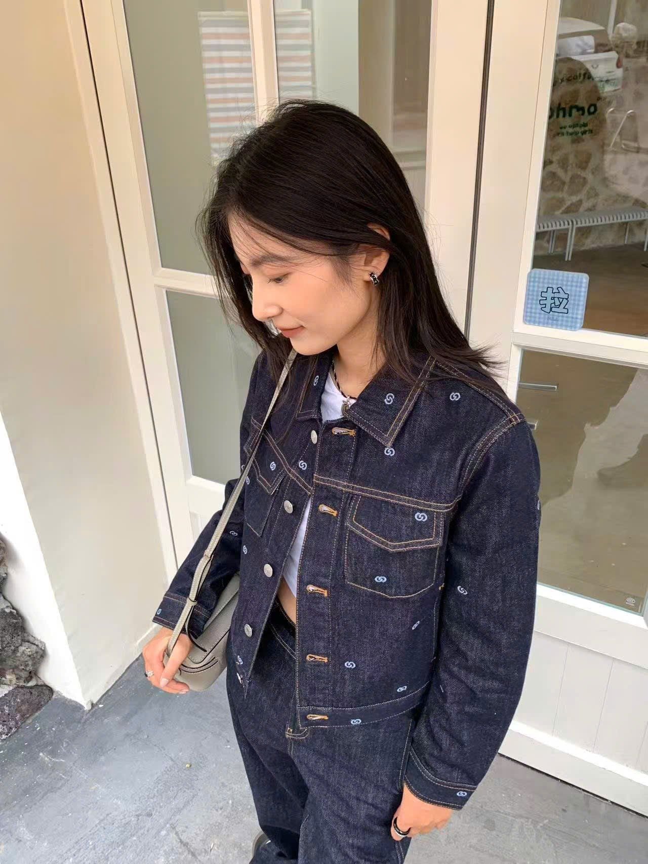  Áo khoác denim đen logo- 2 túi ngực 